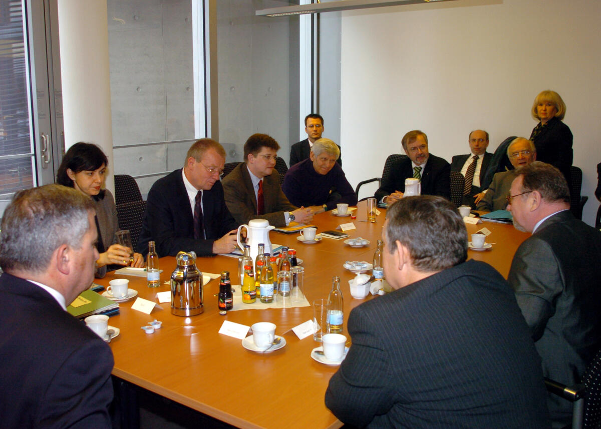 Polenz, Ruprecht; Seks, Vladimir Der Präsident des kroatischen Sabor, Vladimir Seks, (re.), ist zu Gast im Auswärtigen Ausschuss des Deutschen Bundestages, hier im Gespräch mit den Obleuten des Ausschusses. 3.v.li. der  Ausschussvorsitzende Ruprecht Polenz, CDU/CSU.