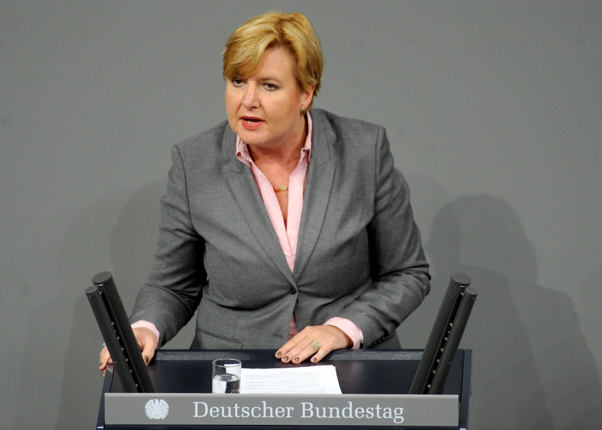 Dr. Eva Högl, SPD, Bundestagsabgeordnete, Abgeordnete, Mitglied des Deutschen Bundestages, MdB, Rede, Deutscher Bundestag, 2. Sitzung, Top 2, Thema: Abhöraktivitäten der NSA.; Rednerpult. Högl, Eva Dr. Eva Högl, SPD, Bundestagsabgeordnete, Abgeordnete, Mitglied des Deutschen Bundestages, MdB, Rede, Deutscher Bundestag, 2. Sitzung, Top 2, Thema: Abhöraktivitäten der NSA.; Rednerpult.