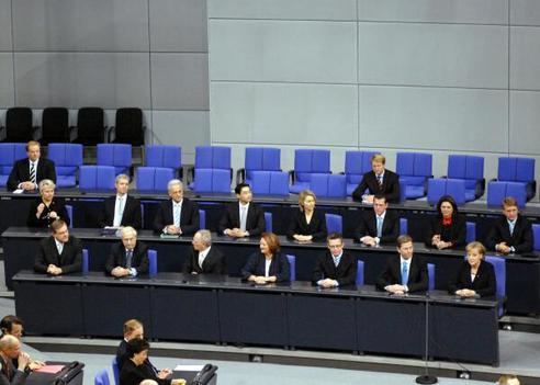Jung, Franz Josef; Brüderle, Rainer; Schäuble, Wolfgang; Leutheusser-Schnarrenberger, Sabine; Maizière, Thomas de; Westerwelle, Guido; Merkel, Angela; Schavan, Annette; Röttgen, Norbert; Ramsauer, Peter; Rösler, Philipp; Leyen, Ursula von der; Guttenberg, Karl-Theodor Freiherr zu; Aigner, Ilse; Pofalla, Ronald; Niebel, Dirk; Wilhelm, Ulrich Reichstagsgebäude, Plenarsaal