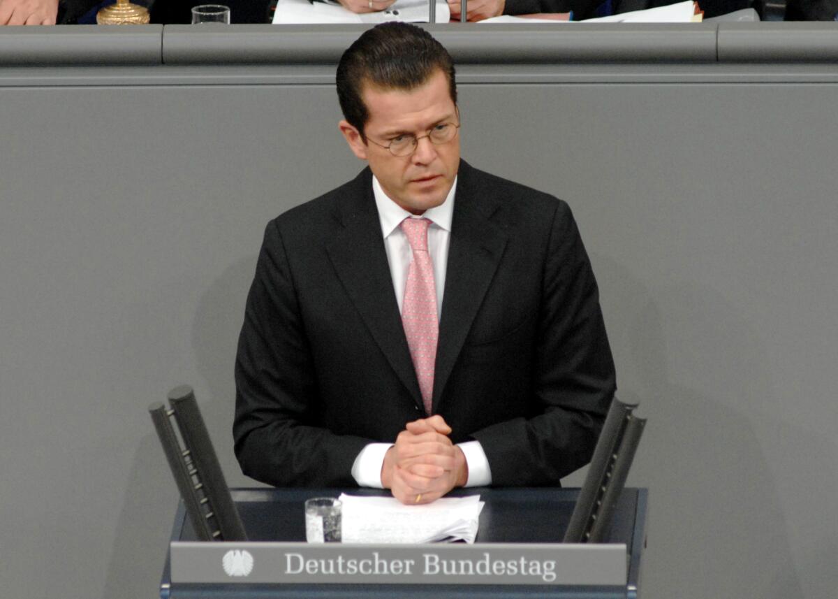 Dr. Karl-Theodor Freiherr zu Guttenberg, BMin., CDU/CSU, Bundestagsabgeordneter, Abgeordneter, Mitglied des Deutschen Bundestages, MdB, Rede, Deutscher Bundestag, 7. Sitzung, TOP 3, Thema: Bundeswehreinsatz Afghanistan (ISAF), Redner 3.; Rednerpult. Guttenberg, Karl-Theodor Freiherr zu Dr. Karl-Theodor Freiherr zu Guttenberg, BMin., CDU/CSU, Bundestagsabgeordneter, Abgeordneter, Mitglied des Deutschen Bundestages, MdB, Rede, Deutscher Bundestag, 7. Sitzung, TOP 3, Thema: Bundeswehreinsatz Afghanistan (ISAF), Redner 3.; Rednerpult.