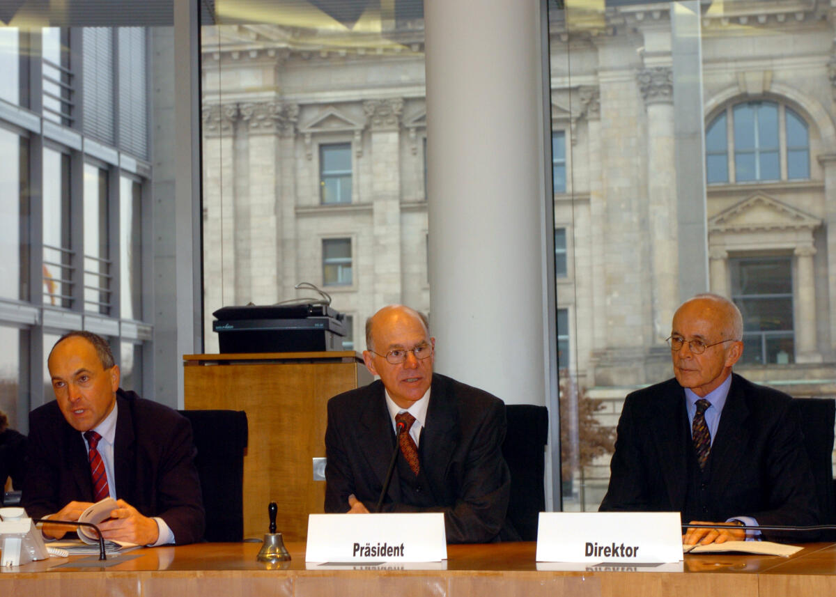 Lammert, Norbert; Zeh, Wolfgang; Fuchs, Michael Konstituierung des Auswärtigen Ausschusses; Bundestagspräspräsident Dr. Norbert Lammert, CDU/CSU, (mitte), Direktor beim Deutschen Bundestag, Dr. Wolfgang Zeh (rechts) und der Ausschusssekretär  MR Dr. Michael Fuchs (links)