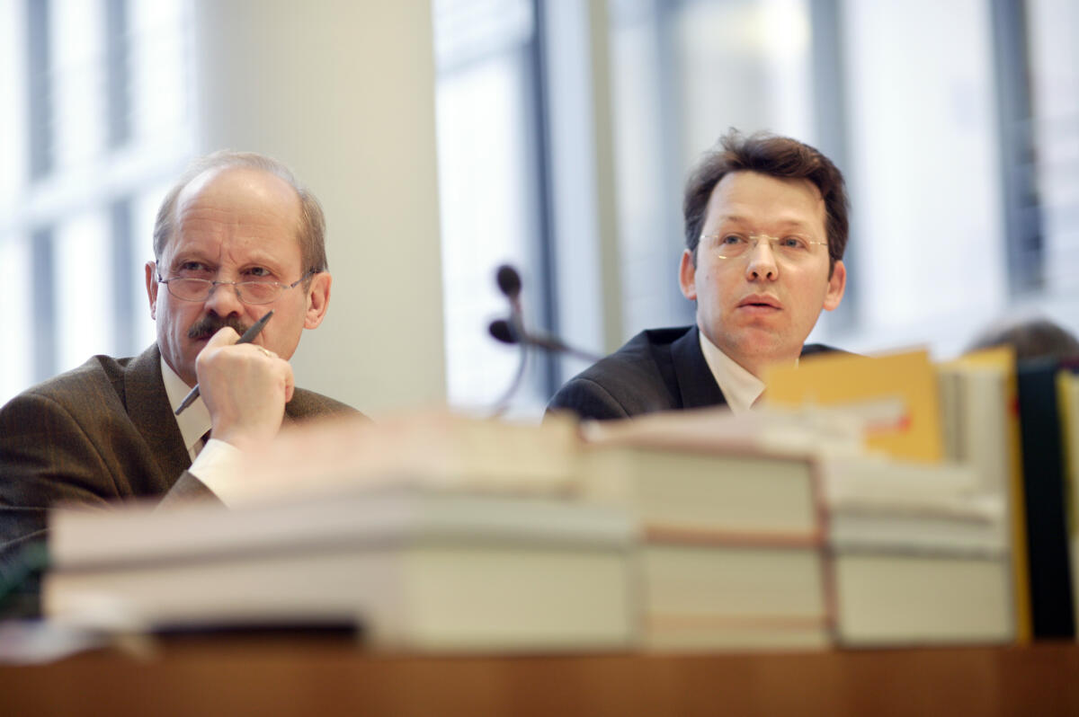René Probst (li.), Leiter des Sekretariats, und Otto Fricke, FDP, Ausschussvorsitzender, während der 6. Sitzung des Haushaltsausschusses. Probst, René; Fricke, Otto René Probst (li.), Leiter des Sekretariats, und Otto Fricke, FDP, Ausschussvorsitzender, während der 6. Sitzung des Haushaltsausschusses.