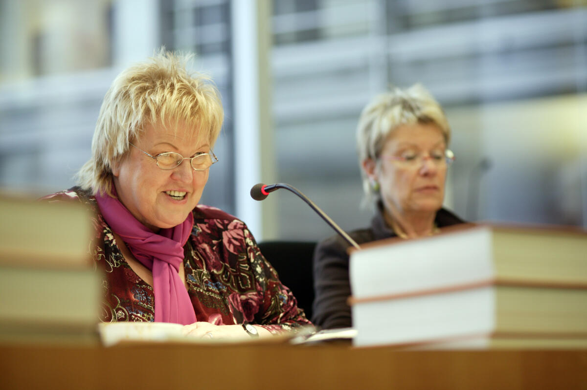 Waltraud Lehn, SPD, li. und Petra Merkel, SPD,re., während der 6. Ausschusssitzung. Lehn, Waltraud; Merkel, Petra Waltraud Lehn, SPD, li. und Petra Merkel, SPD,re., während der 6. Ausschusssitzung.