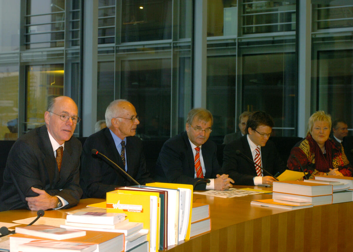 Konstituierung des Haushaltausschusses; v.l.n.r.: Bundestagspräsident Dr. Norbert Lammert, CDU/CSU, Dr. Wolfgang Zeh, Direktor beim Deutschen Bundestag, Karl Diller, SPD, Carsten Schneider, SPD, und Waltraud Lehn, SPD Lammert, Norbert; Zeh, Wolfgang; Diller, Karl; Schneider, Carsten; Lehn, Waltraud Konstituierung des Haushaltausschusses; v.l.n.r.: Bundestagspräsident Dr. Norbert Lammert, CDU/CSU, Dr. Wolfgang Zeh, Direktor beim Deutschen Bundestag, Karl Diller, SPD, Carsten Schneider, SPD, und Waltraud Lehn, SPD