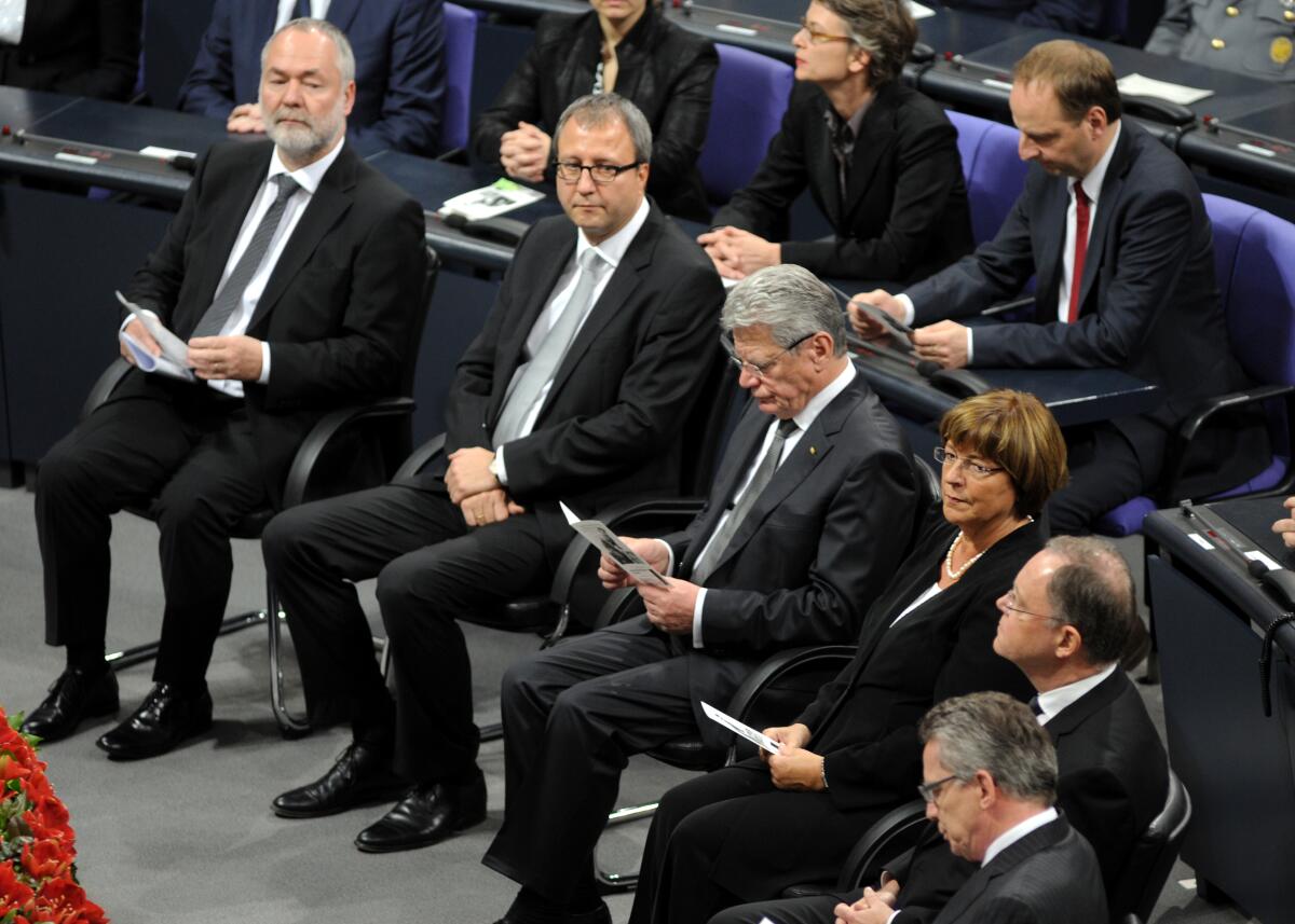 Meckel, Markus; Voßkuhle, Andreas; Gauck, Joachim; Schmidt, Ulla; Weil, Stephan; Maizière, Thomas de Zentrale Gedenkstunde zum Volkstrauertag 2013 im Plenarsaal des Deutschen Bundestages im Reichstagsgebäude. Prof. Dr. Andreas Voßkuhle, (2.v.li), Präsident des Bundesverfassungsgerichts, hält die Gedenkrede, Bundespräsident Dr. Joachim Gauck (3.v.li) spricht das Totengedenken, Außenminister a. D. Markus Meckel, (li), Präsident des Volksbundes Deutsche Kriegsgräberfürsorge e. V., begrüßt die Gäste und Teilnehmer der Gedenkveranstaltung. Für den Deutschen Bundestages nimmt Bundestagsvizepräsidentin Ulla Schmidt (3.v.re) teil , für den Bundesrat Bundesratspräsident Stephan Weil (2.v.re) sowie für die Bundesregierung Bundesverteidigungsminister Dr. Thomas de Maizière (re).