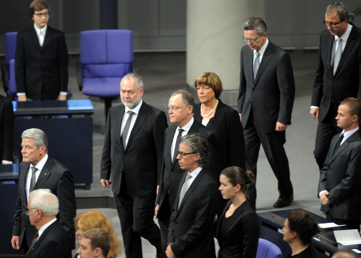 Zentrale Gedenkstunde zum Volkstrauertag 2013 im Plenarsaal des Deutschen Bundestages im Reichstagsgebäude. Prof. Dr. Andreas Voßkuhle, (re), Präsident des Bundesverfassungsgerichts, hält die Gedenkrede, Bundespräsident Dr. Joachim Gauck (li) spricht das Totengedenken, Außenminister a. D. Markus Meckel, (2.v.li), Präsident des Volksbundes Deutsche Kriegsgräberfürsorge e. V., begrüßt die Gäste und Teilnehmer der Gedenkveranstaltung. Für den Deutschen Bundestages nimmt Bundestagsvizepräsidentin Ulla Schmidt (4.v.li) teil , für den Bundesrat Bundesratspräsident Stephan Weil (3.v.li) sowie für die Bundesregierung Bundesverteidigungsminister Dr. Thomas de Maizière (2.v.re). Gauck, Joachim; Meckel, Markus; Weil, Stephan; Schmidt, Ulla; Maizière, Thomas de; Voßkuhle, Andreas Zentrale Gedenkstunde zum Volkstrauertag 2013 im Plenarsaal des Deutschen Bundestages im Reichstagsgebäude. Prof. Dr. Andreas Voßkuhle, (re), Präsident des Bundesverfassungsgerichts, hält die Gedenkrede, Bundespräsident Dr. Joachim Gauck (li) spricht das Totengedenken, Außenminister a. D. Markus Meckel, (2.v.li), Präsident des Volksbundes Deutsche Kriegsgräberfürsorge e. V., begrüßt die Gäste und Teilnehmer der Gedenkveranstaltung. Für den Deutschen Bundestages nimmt Bundestagsvizepräsidentin Ulla Schmidt (4.v.li) teil , für den Bundesrat Bundesratspräsident Stephan Weil (3.v.li) sowie für die Bundesregierung Bundesverteidigungsminister Dr. Thomas de Maizière (2.v.re).