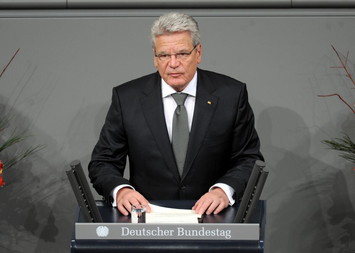 Zentrale Gedenkstunde zum Volkstrauertag 2013 im Plenarsaal des Deutschen Bundestages im Reichstagsgebäude. Prof. Dr. Andreas Voßkuhle, Präsident des Bundesverfassungsgerichts, hält die Gedenkrede, Bundespräsident Dr. Joachim Gauck (hier im Bild), spricht das Totengedenken, Außenminister a. D. Markus Meckel, Präsident des Volksbundes Deutsche Kriegsgräberfürsorge e. V., begrüßt die Gäste und Teilnehmer der Gedenkveranstaltung. Für den Deutschen Bundestag nimmt Bundestagsvizepräsidentin Ulla Schmidt teil , für den Bundesrat Bundesratspräsident Stephan Weil sowie für die Bundesregierung Bundesverteidigungsminister Dr. Thomas de Maizière.; Rednerpult, Mikro, Mikrofon, Rede. Gauck, Joachim Zentrale Gedenkstunde zum Volkstrauertag 2013 im Plenarsaal des Deutschen Bundestages im Reichstagsgebäude. Prof. Dr. Andreas Voßkuhle, Präsident des Bundesverfassungsgerichts, hält die Gedenkrede, Bundespräsident Dr. Joachim Gauck (hier im Bild), spricht das Totengedenken, Außenminister a. D. Markus Meckel, Präsident des Volksbundes Deutsche Kriegsgräberfürsorge e. V., begrüßt die Gäste und Teilnehmer der Gedenkveranstaltung. Für den Deutschen Bundestag nimmt Bundestagsvizepräsidentin Ulla Schmidt teil , für den Bundesrat Bundesratspräsident Stephan Weil sowie für die Bundesregierung Bundesverteidigungsminister Dr. Thomas de Maizière.; Rednerpult, Mikro, Mikrofon, Rede.