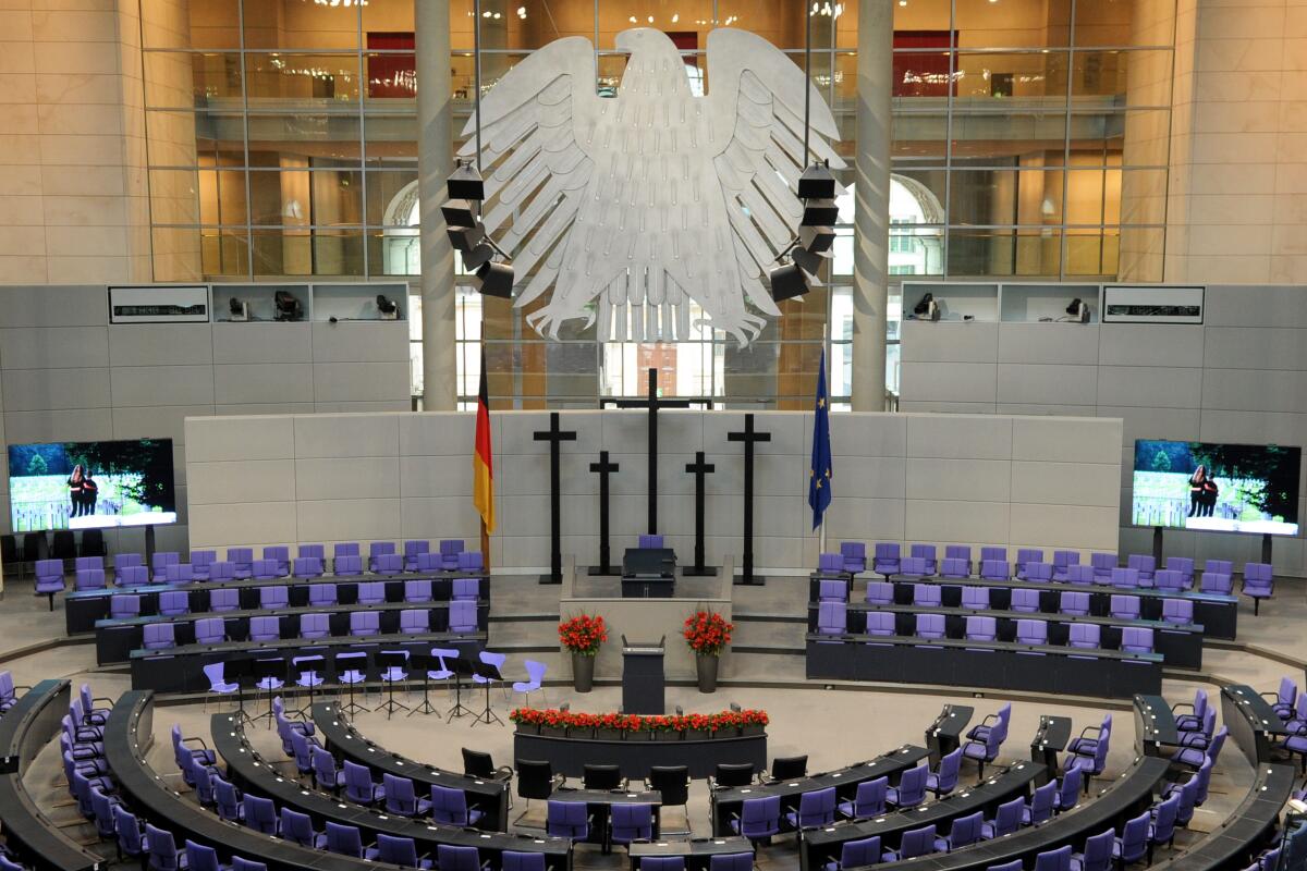 Gedenkveranstaltung zum Volkstrauertag im Plenarsaal des Deutschen Bundestages.; Kreuz, Kreuze, Blumen, Bundesadler, Reichstagsgebäude, Übersicht, Videowände, Video. Gedenkveranstaltung zum Volkstrauertag im Plenarsaal des Deutschen Bundestages.; Kreuz, Kreuze, Blumen, Bundesadler, Reichstagsgebäude, Übersicht, Videowände, Video.