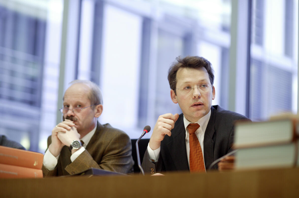 René Probst (li.), Leiter des Sekretariats, und Otto Fricke, FDP, Ausschussvorsitzender, während der 6. Ausschusssitzung. Probst, René; Fricke, Otto René Probst (li.), Leiter des Sekretariats, und Otto Fricke, FDP, Ausschussvorsitzender, während der 6. Ausschusssitzung.