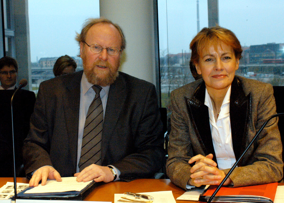 Thierse, Wolfgang; Bulmahn, Edelgard Konstituierung des Ausschusses für Wirtschaft und Technologie; Bundestagsvizepräsident Wolfgang Thierse, SPD, und  die Ausschussvorsitzende Edelgard Bulmahn, SPD