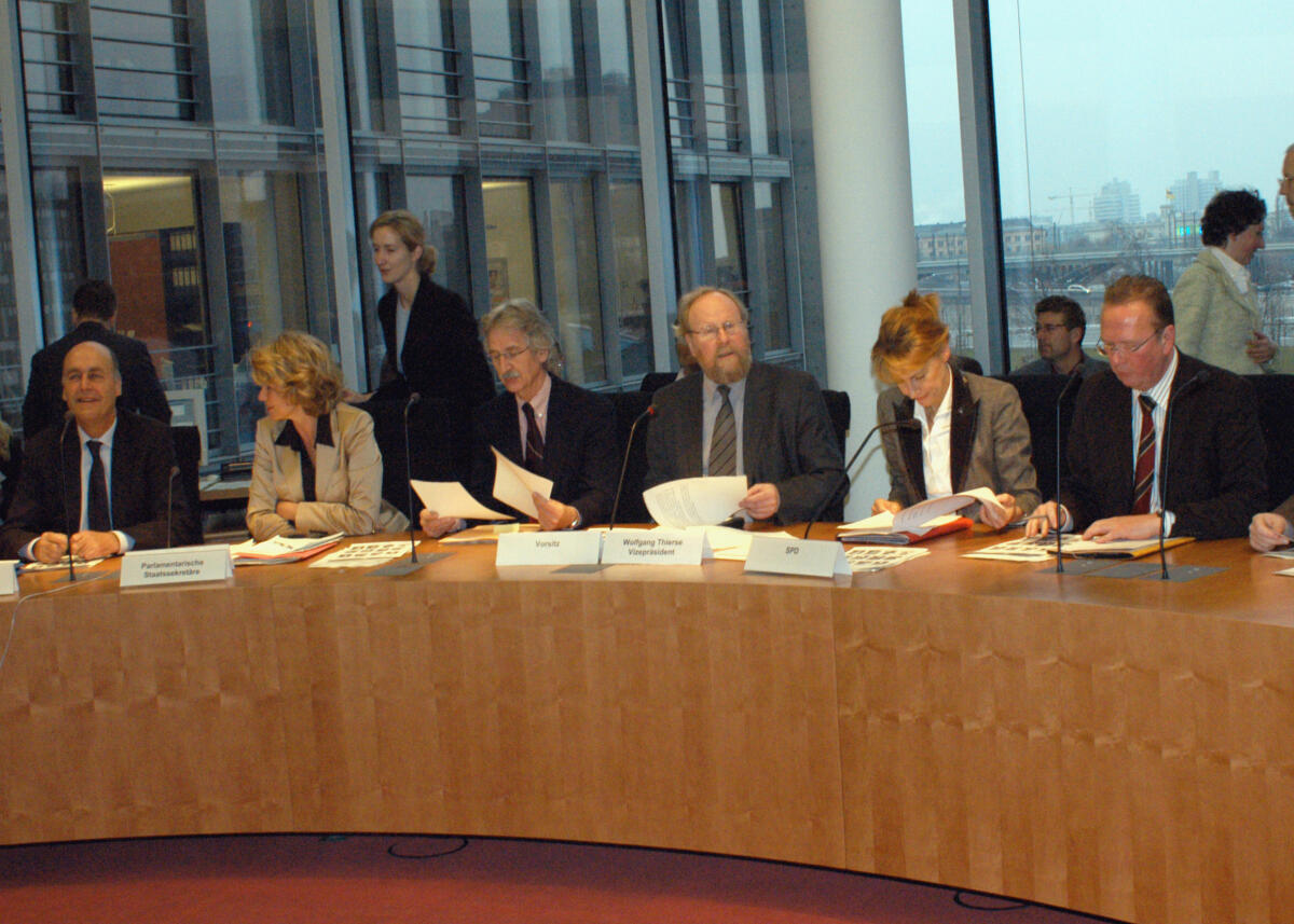Konstituierung des Ausschusses für Wirtschaft und Technologie; v.r.n.l.: Dr. Rainer Wend, SPD, Ausschussvorsitzende Edelgard Bulmahn, SPD, Bundestagsvizepräsident Wolfgang Thierse, SPD, Leiter der Parlamentarischen Dienste MD Friedhelm Maier, Dagmar Wöhrl, CDU/CSU, Laurenz Meyer, CDU/CSU Wend, Rainer; Bulmahn, Edelgard; Thierse, Wolfgang; Maier, Friedhelm; Meyer, Laurenz; Wöhrl, Dagmar G. Konstituierung des Ausschusses für Wirtschaft und Technologie; v.r.n.l.: Dr. Rainer Wend, SPD, Ausschussvorsitzende Edelgard Bulmahn, SPD, Bundestagsvizepräsident Wolfgang Thierse, SPD, Leiter der Parlamentarischen Dienste MD Friedhelm Maier, Dagmar Wöhrl, CDU/CSU, Laurenz Meyer, CDU/CSU