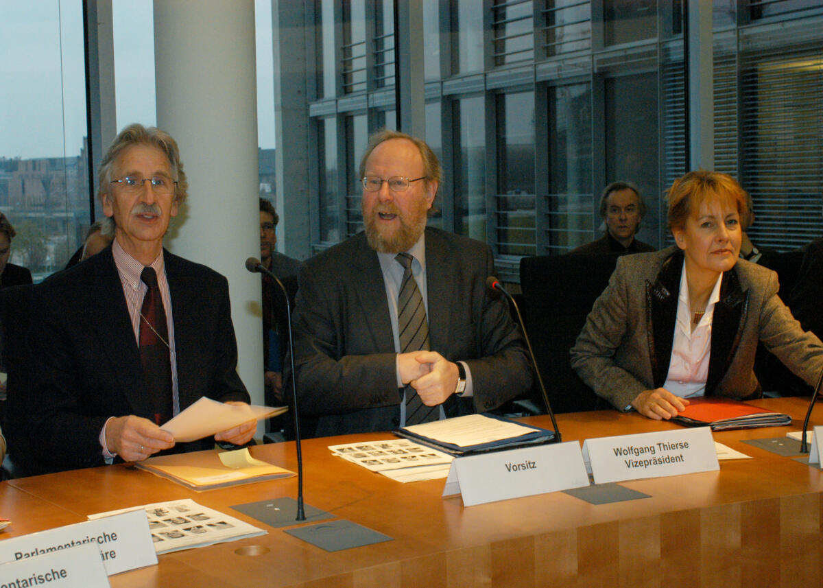 Thierse, Wolfgang; Bulmahn, Edelgard; Maier, Friedhelm Konstituierung des Ausschusses für Wirtschaft und Technologie; Bundestagsvizepräsident Wolfgang Thierse, SPD, (mitte) die Ausschussvorsitzende Edelgard Bulmahn, SPD, (rechts) und  der Leiter der Parlamentarischen Dienste MD Friedhelm Maier (links)