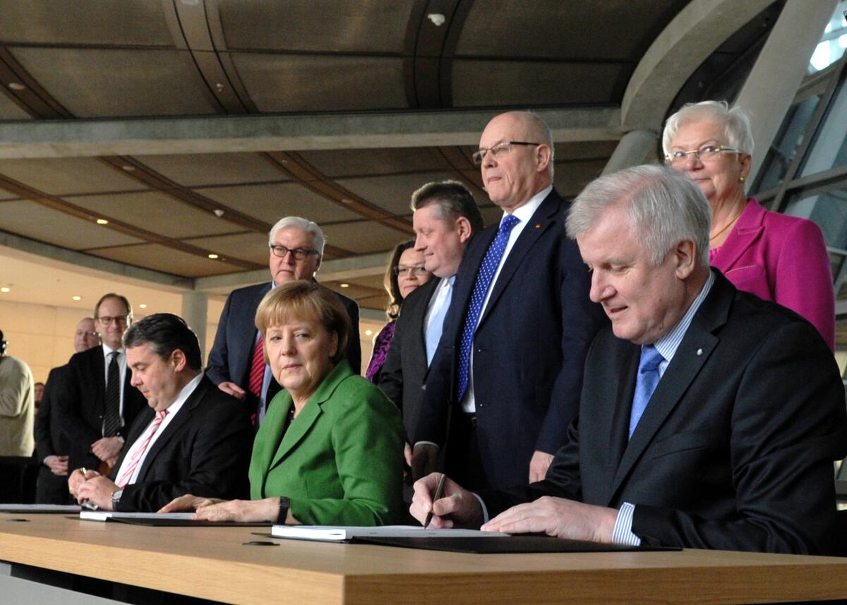Dr. Angela Merkel, (sitzend mitte), CDU/CSU, Sigmar Gabriel, (sitzend li), SPD, und Horst Seehofer, (sitzend re), CSU, unterzeichnen in Anwesenheit von Frank-Walter Steinmeier, (stehend li), SPD, Andrea Nahles, (stehend 2.v.li), SPD, Hermann Gröhe, (stehend 3.v.re), CDU/CSU, Volker Kauder, (stehend 2.v.re), CDU/CSU, und Gerda Hasselfeldt, (stehend re), CDU/CSU, den Koaltionsvertrag.; Reichstagsgebäude, Vertrag, Koalition. Merkel, Angela; Seehofer, Horst Lorenz; Gabriel, Sigmar; Steinmeier, Frank-Walter; Nahles, Andrea; Gröhe, Hermann; Kauder, Volker; Hasselfeldt, Gerda Dr. Angela Merkel, (sitzend mitte), CDU/CSU, Sigmar Gabriel, (sitzend li), SPD, und Horst Seehofer, (sitzend re), CSU, unterzeichnen in Anwesenheit von Frank-Walter Steinmeier, (stehend li), SPD, Andrea Nahles, (stehend 2.v.li), SPD, Hermann Gröhe, (stehend 3.v.re), CDU/CSU, Volker Kauder, (stehend 2.v.re), CDU/CSU, und Gerda Hasselfeldt, (stehend re), CDU/CSU, den Koaltionsvertrag.; Reichstagsgebäude, Vertrag, Koalition.