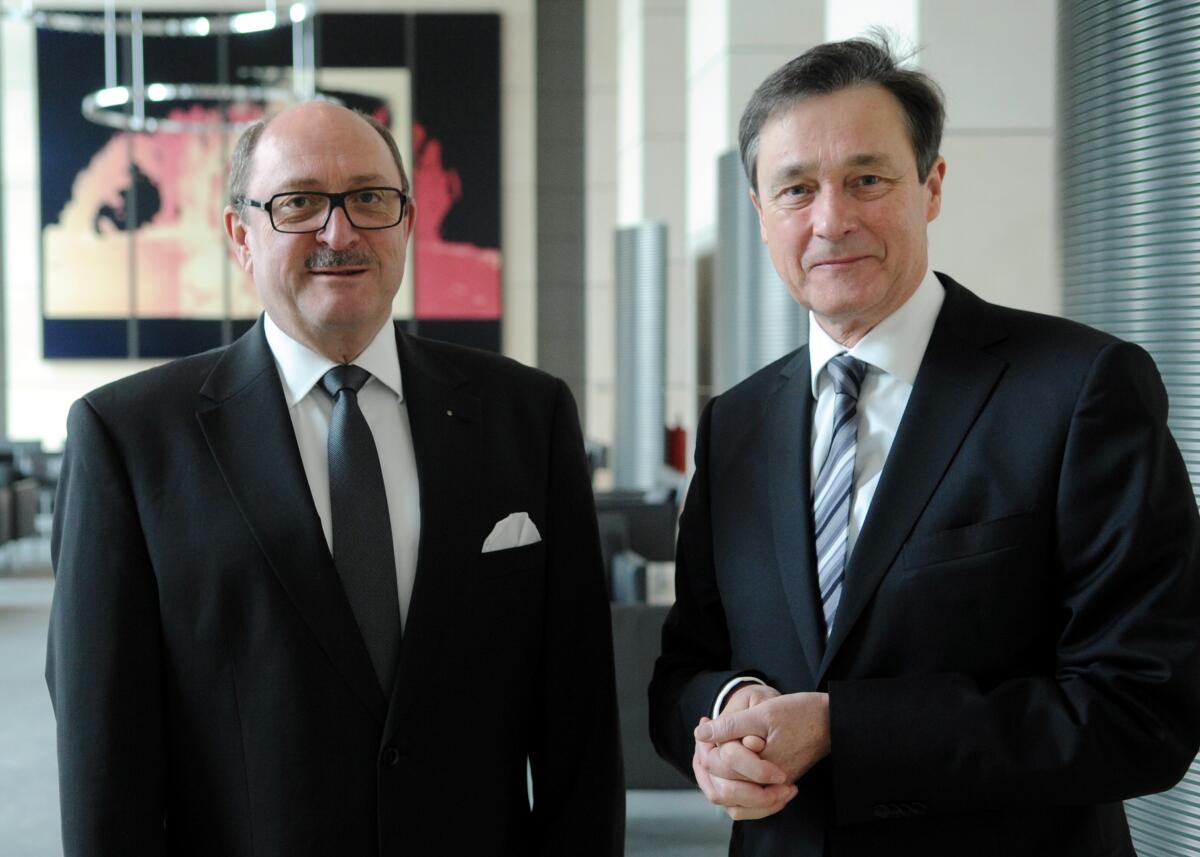 Staatssekretär Dr. Horst Risse, (re), Direktor beim Deutschen Bundestag, begrüßt anlässlich des Volkstrauertages die Teilnehmer des Empfangs für ausgewählte Gäste des Volksbundes Deutsche Kriegsgräberfürsorge im Reichstagsgebäude. Die Gäste kommen aus den Staaten der Russischen Förderation, der Ukraine und aus Belarus. Rainer Ruff, (li), Generalsekretär des Volksbundes Deutsche Kriegsgräberfürsorge e. V., spricht ein Grußwort.; Mikro, Mikrofon, Rede, Volksbund, Volkstrauertag, Deutscher Bundestag. Risse, Horst; Ruff, Rainer Staatssekretär Dr. Horst Risse, (re), Direktor beim Deutschen Bundestag, begrüßt anlässlich des Volkstrauertages die Teilnehmer des Empfangs für ausgewählte Gäste des Volksbundes Deutsche Kriegsgräberfürsorge im Reichstagsgebäude. Die Gäste kommen aus den Staaten der Russischen Förderation, der Ukraine und aus Belarus. Rainer Ruff, (li), Generalsekretär des Volksbundes Deutsche Kriegsgräberfürsorge e. V., spricht ein Grußwort.; Mikro, Mikrofon, Rede, Volksbund, Volkstrauertag, Deutscher Bundestag.