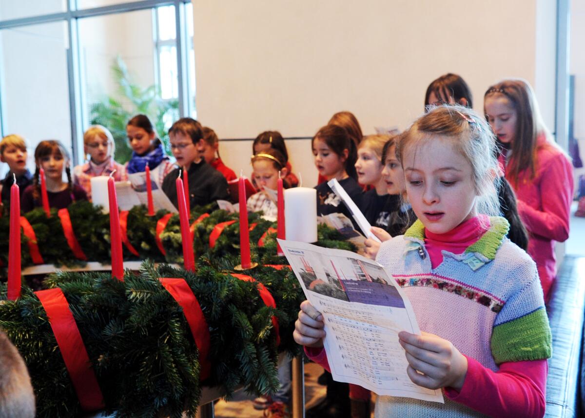  Zum sechsten Mal wird ein Wichern-Adventskranz durch das Diakonische Werk der EKD e. V. an den Deutschen Bundestag übergeben. Bundestagsvizepräsident Peter Hintze, CDU/CSU, nimmt diesen in Anwesenheit eines Kinderchors des Evangelischen Johannisstifts (hier im Bild) entgegen.