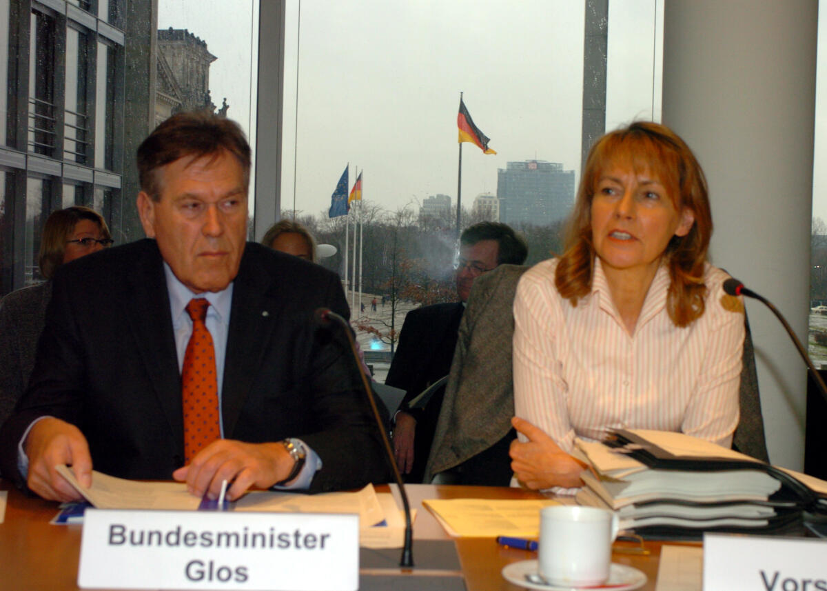Michael Glos, CDU/CSU, Bundesminister für Wirtschaft und Technologie, zu Gast im Ausschuß für Wirtschaft des Deutschen Bundestages. Rechts die Ausschussvorsitzende Edelgard Bulmahn, SPD. Bulmahn, Edelgard; Glos, Michael Michael Glos, CDU/CSU, Bundesminister für Wirtschaft und Technologie, zu Gast im Ausschuß für Wirtschaft des Deutschen Bundestages. Rechts die Ausschussvorsitzende Edelgard Bulmahn, SPD.