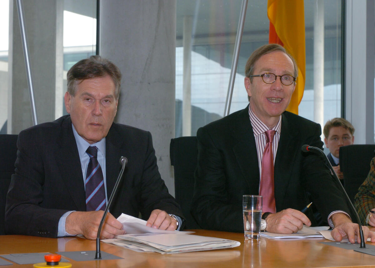 Glos, Michael; Wissmann, Matthias Michael Glos, CDU/CSU, Bundesminister für Wirtschaft und Technologie, im Ausschuss des Deutschen Bundestages für Wirtschaft und Technologie. Rechts der Ausschussvorsitzende Matthias Wissmann, CDU/CSU.; Fahne.