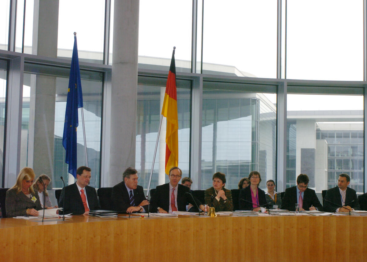 Wissmann, Matthias; Glos, Michael Michael Glos, (3. v. li.), CDU/CSU, Bundesminister für Wirtschaft und Technologie, im Ausschuß des Deutschen Bundestages für Wirtschaft und Technologie.  (4. v. li.) der Ausschussvorsitzende Matthias Wissmann, CDU/CSU.; Übersicht. Fahne, Fahnen.
