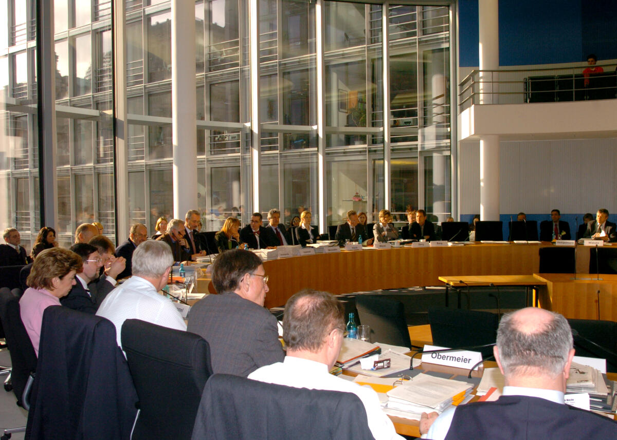  Der Ausschuss für Wirtschaft und Technologie im Deutschen Bundestag während einer Sitzung.