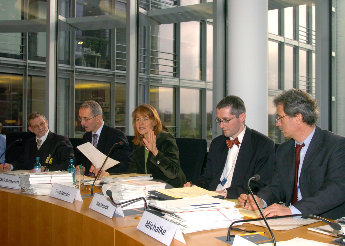 Der Ausschuss für Wirtschaft und Technologie im Deutschen Bundestag während einer Sitzung.; ab 2.v.li.: Hartmut Schauerte CDU/CSU, Edelgard Bulmahn, SPD, Vorsitzende des Ausschusses, Thomas Hadamek, Leiter des Sekretariats und Matthias Michalke, stellv. Leiter des Sekretarias. Schauerte, Hartmut; Bulmahn, Edelgard; Hadamek, Thomas; Michalke, Matthias Der Ausschuss für Wirtschaft und Technologie im Deutschen Bundestag während einer Sitzung.; ab 2.v.li.: Hartmut Schauerte CDU/CSU, Edelgard Bulmahn, SPD, Vorsitzende des Ausschusses, Thomas Hadamek, Leiter des Sekretariats und Matthias Michalke, stellv. Leiter des Sekretarias.