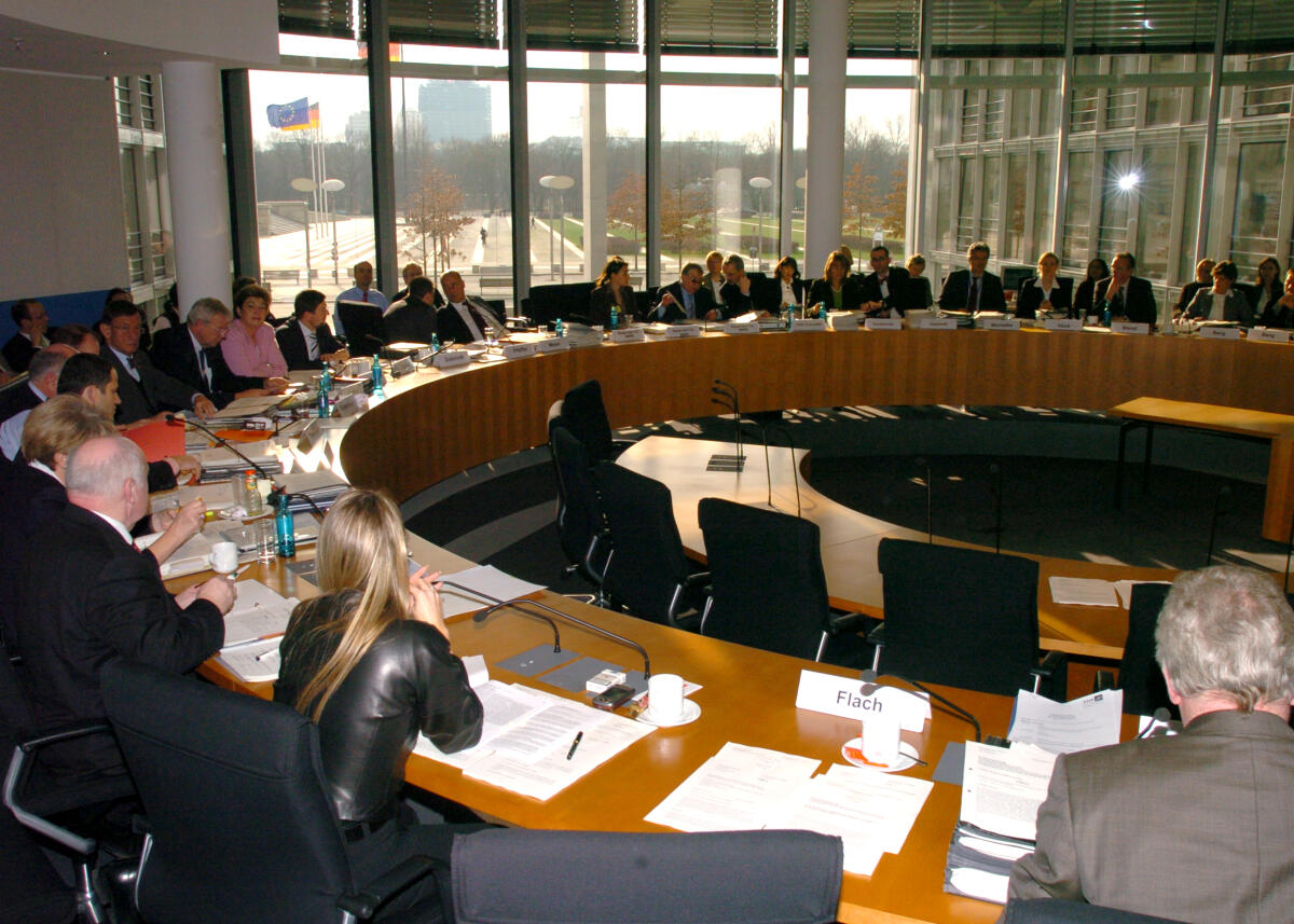  Der Ausschuss für Wirtschaft und Technologie im Deutschen Bundestag während einer Sitzung.