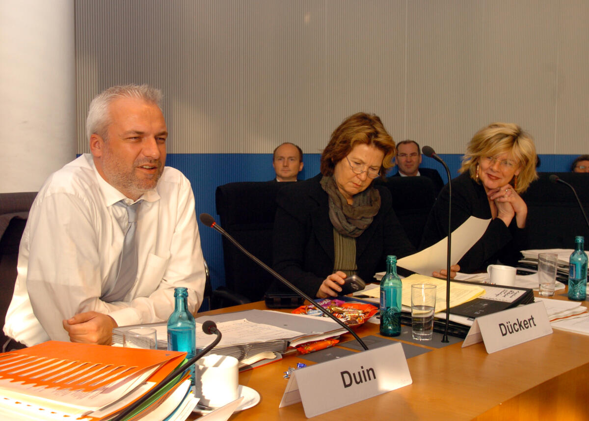 Der Ausschuss für Wirtschaft und Technologie im Deutschen Bundestag während einer Sitzung.; v.l.n.re.: Garrelt Duin, SPD, Dr. Thea Dückert, Bünsnis90/Die Grünen und Margareta Wolf, Bündnis90/Die Grünen. Duin, Garrelt; Dückert, Thea; Wolf, Margareta Der Ausschuss für Wirtschaft und Technologie im Deutschen Bundestag während einer Sitzung.; v.l.n.re.: Garrelt Duin, SPD, Dr. Thea Dückert, Bünsnis90/Die Grünen und Margareta Wolf, Bündnis90/Die Grünen.