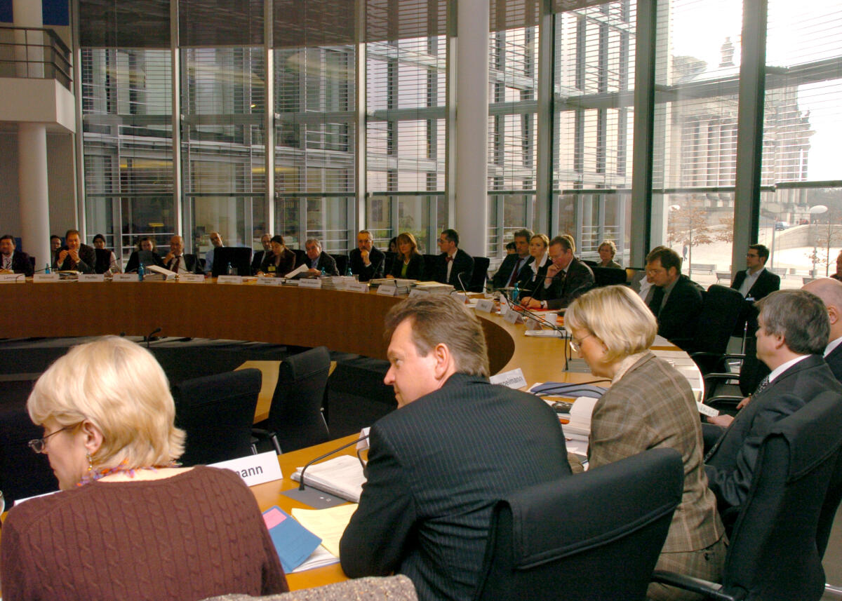  Der Ausschuss für Wirtschaft und Technologie im Deutschen Bundestag während einer Sitzung.