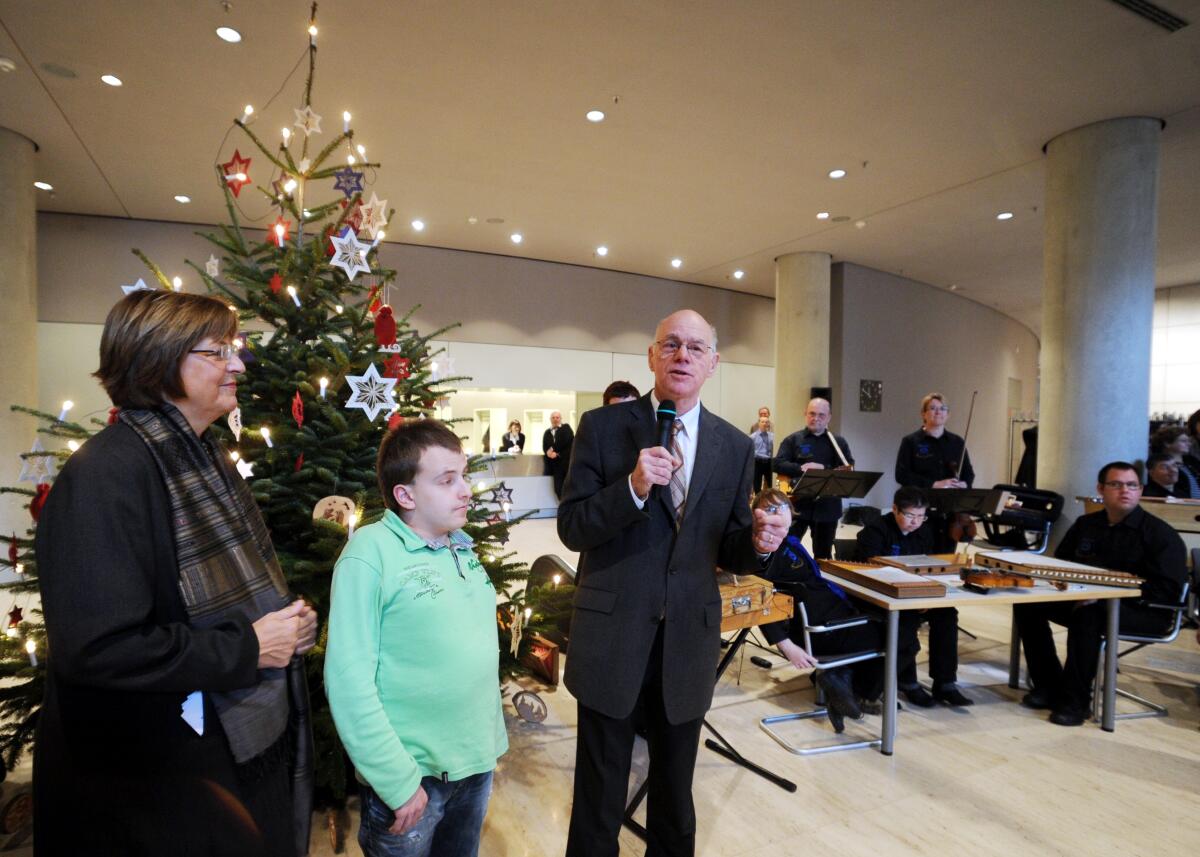 Bundestagspräsident Prof. Dr. Norbert Lammert, (mitte), CDU/CSU, nimmt für den Bundestag einen mit handgefertigtem Schmuck aus den Werkstätten für Menschen mit Behinderungen, in diesem Jahr aus der Region Stendal, Weihnachtsbaum der Bundesvereinigung Lebenshilfe e. V. entgegen. Die Gruppe Saitensprung der Lebenshilfe Miltenberg sorgt für den musikalischen Rahmen. Die Begrüßung der Gäste nimmt Bundestagsvizepräsidentin Ulla Schmidt, (li), SPD, vor.; Weihnachten, Musik. Lammert, Norbert; Schmidt, Ulla Bundestagspräsident Prof. Dr. Norbert Lammert, (mitte), CDU/CSU, nimmt für den Bundestag einen mit handgefertigtem Schmuck aus den Werkstätten für Menschen mit Behinderungen, in diesem Jahr aus der Region Stendal, Weihnachtsbaum der Bundesvereinigung Lebenshilfe e. V. entgegen. Die Gruppe Saitensprung der Lebenshilfe Miltenberg sorgt für den musikalischen Rahmen. Die Begrüßung der Gäste nimmt Bundestagsvizepräsidentin Ulla Schmidt, (li), SPD, vor.; Weihnachten, Musik.