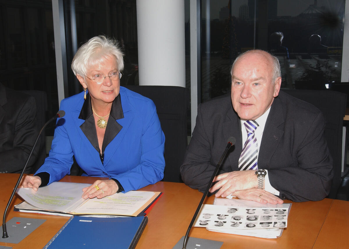 Hasselfeldt, Gerda; Hinsken, Ernst Konstituierung des Ausschusses für Tourismus; vl.n.r.:  Gerda Hasselfeldt, CDU/CSU, Bundestagsvizepräsidentin des Deutschen Bundestages und  Ernst Hinsken, CDU/CSU, Vorsitzender des Ausschusses