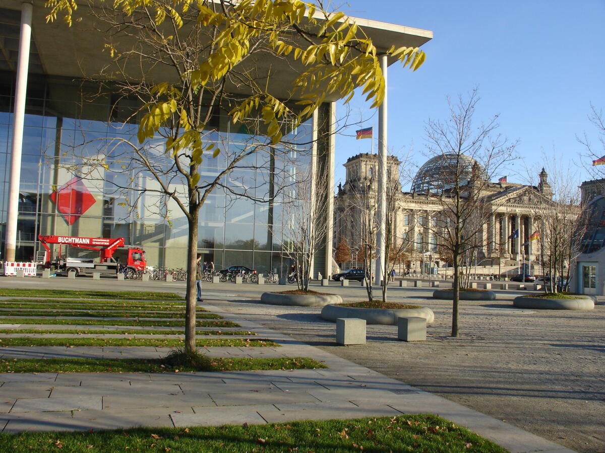 Haupteingang,; Glasfront mit Baum,; Vorplatz Haupteingang,; Glasfront mit Baum,; Vorplatz