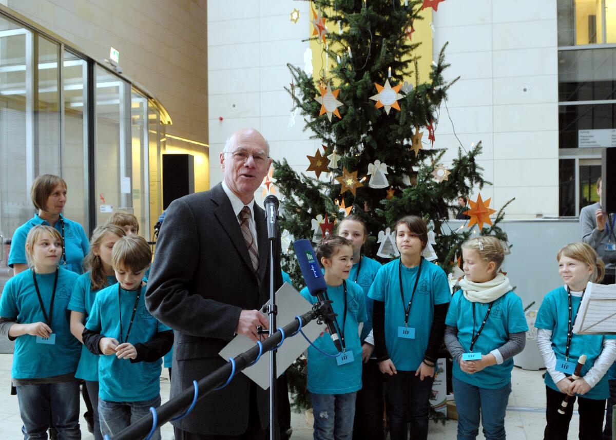 Lammert, Norbert Bundestagspräsident Prof. Dr. Norbert Lammert, (mitte), CDU/CSU, nimmt im Westfoyer des Reichstagsgebäudes für den Bundestag einen Weihnachtsbaum aus dem Naturpark Dübener Heide entgegen. Schüler und Schülerinnen der Evangelischen Grundschule Bad Düben singen und musizieren dazu.; Weihnachten, Musik.