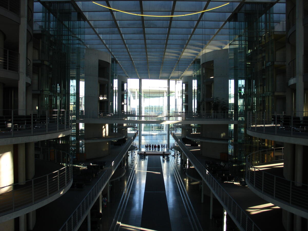 Blick ins Gebäudeschiff,; Blick auf die seitlich gelegenen Ausschussräume Blick ins Gebäudeschiff,; Blick auf die seitlich gelegenen Ausschussräume