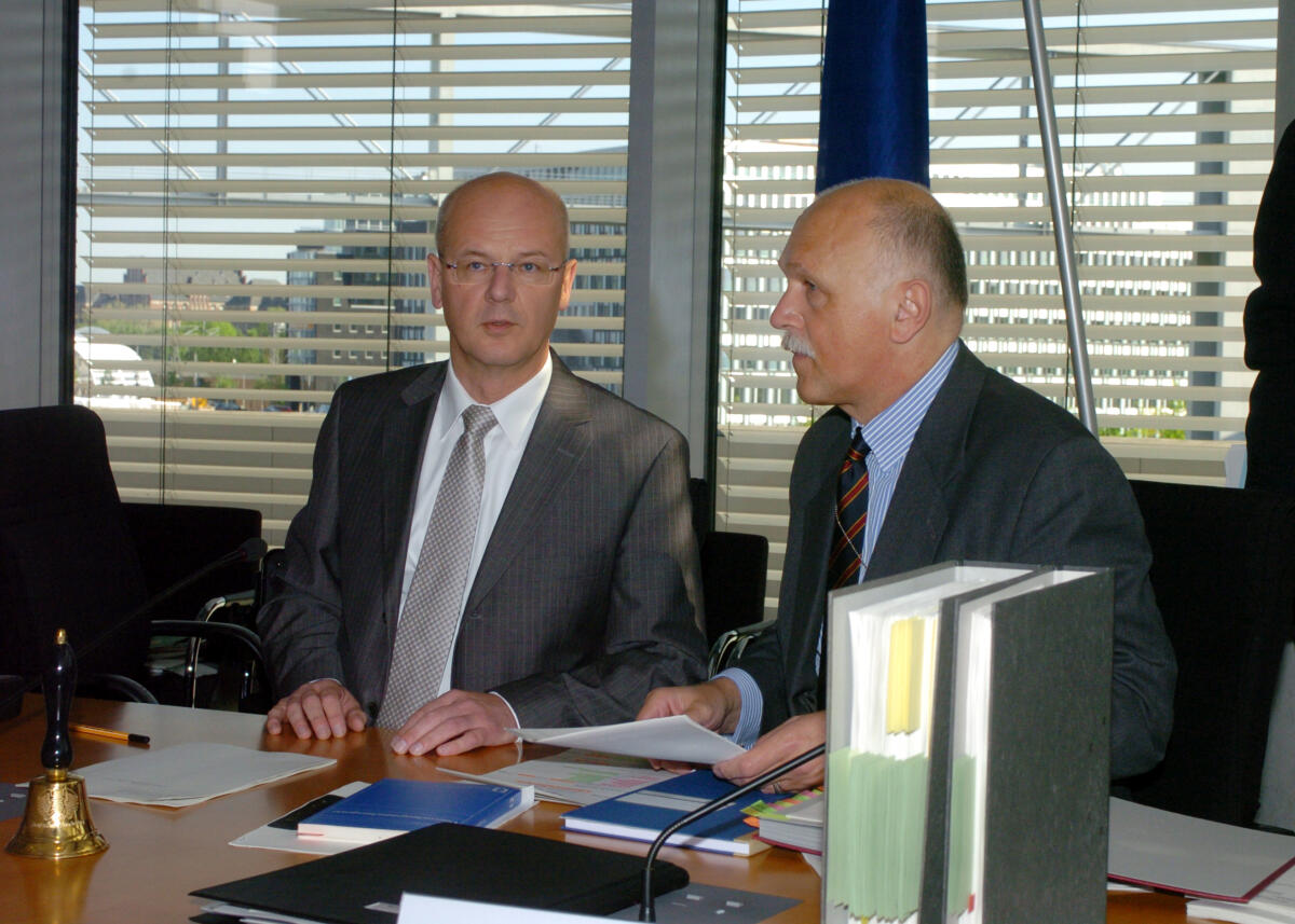 Erste Beratungssitzung des 1. Untersuchungsausschusses. Vorsitzender des Ausschusses Siegfried Kauder, CDU/CSU, (li) Leiter des Sekretariats Dr. Hans-Joachim Berg. (re). Kauder, Siegfried; Berg, Hans-Joachim Erste Beratungssitzung des 1. Untersuchungsausschusses. Vorsitzender des Ausschusses Siegfried Kauder, CDU/CSU, (li) Leiter des Sekretariats Dr. Hans-Joachim Berg. (re).
