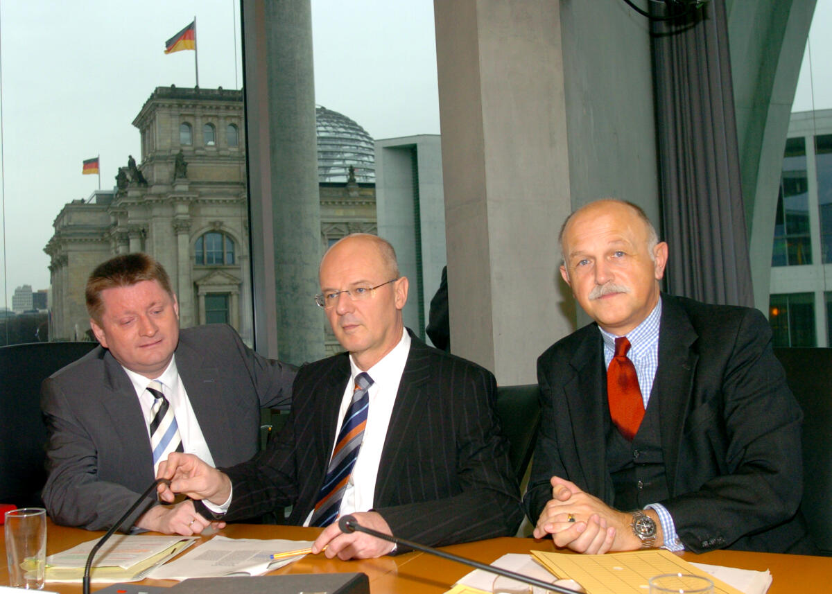 Öffentliche Sitzung des 1. Untersuchungsausschusses.; Hier v.l.n.re.: Hermann Gröhe, CDU/CSU, Siegfried Kauder, CDU/CSU, Vorsitzender des 1. Untersuchungsausschusses, Dr. Hans-Joachim Berg, Leiter des Sekretariats des 1. Untersuchungsausschusses. Gröhe, Hermann; Kauder, Siegfried; Berg, Hans-Joachim Öffentliche Sitzung des 1. Untersuchungsausschusses.; Hier v.l.n.re.: Hermann Gröhe, CDU/CSU, Siegfried Kauder, CDU/CSU, Vorsitzender des 1. Untersuchungsausschusses, Dr. Hans-Joachim Berg, Leiter des Sekretariats des 1. Untersuchungsausschusses.