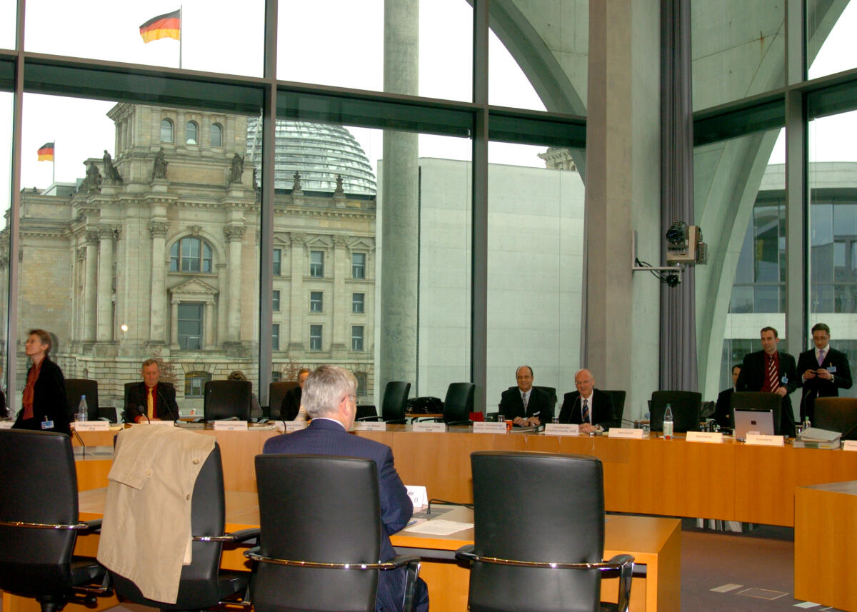 Fischer, Joseph; Kauder, Siegfried Bundesminister a. D. Joseph (Joschka) Fischer, bei seiner Vernehmung vo dem 1. Untersuchungsausschusses des Deutschen Bundestages. Im Hintergrund der Vorsitzende Siegfried Kauder, CDU/CSU.
