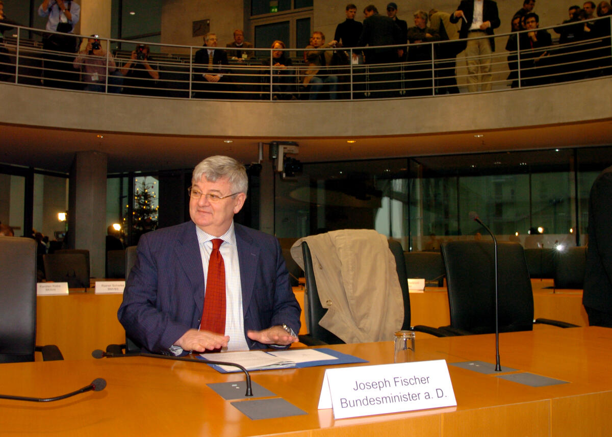 Bundesminister a. D. Joseph (Joschka) Fischer, bei seiner Vernehmung vor dem 1. Untersuchungsausschusses des Deutschen Bundestages. Fischer, Joseph Bundesminister a. D. Joseph (Joschka) Fischer, bei seiner Vernehmung vor dem 1. Untersuchungsausschusses des Deutschen Bundestages.