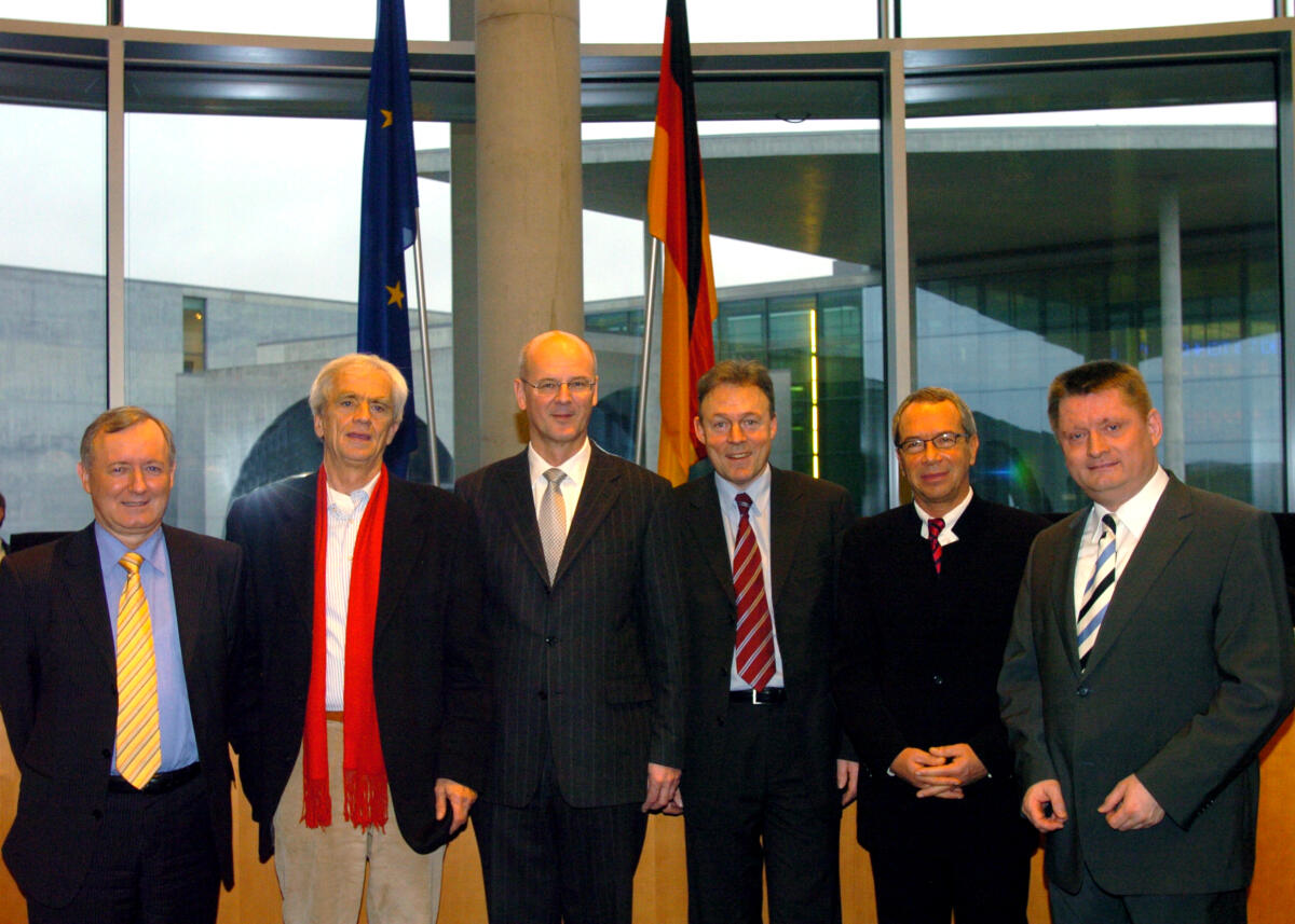 Gruppenbild des Vorsitzenden des 1. Untersuchungsausschusses, (1. UA.), des Deutschen Bundestages, Siegfried Kauder (3.v.li.), CDU/CSU, mit den Obleuten v.l.n.r.: Dr. Max Stadler, FDP, Hans-Christian Ströbele, Bündnis90/Die Grünen, Thomas Oppermann, SPD, Wolfgang Neskovic, DIE LINKE., Hermann Gröhe, CDU/CSU. Kauder, Siegfried; Stadler, Max; Ströbele, Hans-Christian; Oppermann, Thomas; Neskovic, Wolfgang; Gröhe, Hermann Gruppenbild des Vorsitzenden des 1. Untersuchungsausschusses, (1. UA.), des Deutschen Bundestages, Siegfried Kauder (3.v.li.), CDU/CSU, mit den Obleuten v.l.n.r.: Dr. Max Stadler, FDP, Hans-Christian Ströbele, Bündnis90/Die Grünen, Thomas Oppermann, SPD, Wolfgang Neskovic, DIE LINKE., Hermann Gröhe, CDU/CSU.