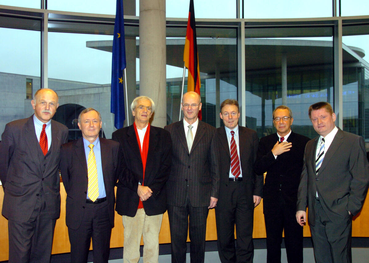 Gruppenbild des Vorsitzenden des 1. Untersuchungsausschusses, (1. UA.), des Deutschen Bundestages, Siegfried Kauder, CDU/CSU (4.v.li.), mit den Obleuten v.l.n.r.: Dr. Max Stadler, FDP, Hans-Christian Ströbele, Bündnis90/Die Grünen, Thomas Oppermann, SPD, Wolfgang Neskovic, DIE LINKE., Hermann Gröhe, CDU/CSU, und dem Sekretär des Ausschusses, Dr. Hans-Joachim Berg (ganz links) Kauder, Siegfried; Stadler, Max; Ströbele, Hans-Christian; Oppermann, Thomas; Neskovic, Wolfgang; Gröhe, Hermann; Berg, Hans-Joachim Gruppenbild des Vorsitzenden des 1. Untersuchungsausschusses, (1. UA.), des Deutschen Bundestages, Siegfried Kauder, CDU/CSU (4.v.li.), mit den Obleuten v.l.n.r.: Dr. Max Stadler, FDP, Hans-Christian Ströbele, Bündnis90/Die Grünen, Thomas Oppermann, SPD, Wolfgang Neskovic, DIE LINKE., Hermann Gröhe, CDU/CSU, und dem Sekretär des Ausschusses, Dr. Hans-Joachim Berg (ganz links)