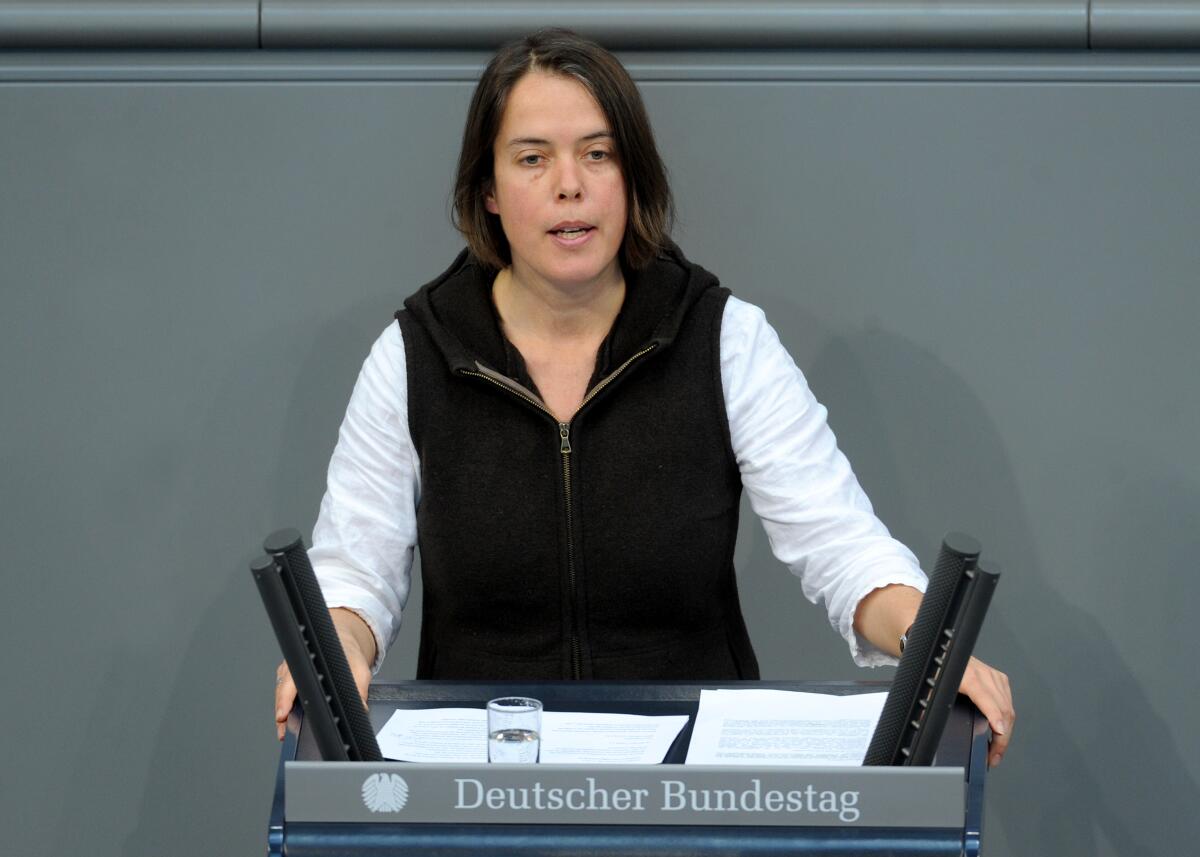 Christine Buchholz, DIE LINKE, Bundestagsabgeordnete, Abgeordnete, Mitglied des Deutschen Bundestages, MdB, Rede, Deutscher Bundestag, 3. Sitzung, Top 2, Thema: Bundeswehreinsatz in Südsudan (UNMISS).; Rednerpult. Buchholz, Christine Christine Buchholz, DIE LINKE, Bundestagsabgeordnete, Abgeordnete, Mitglied des Deutschen Bundestages, MdB, Rede, Deutscher Bundestag, 3. Sitzung, Top 2, Thema: Bundeswehreinsatz in Südsudan (UNMISS).; Rednerpult.