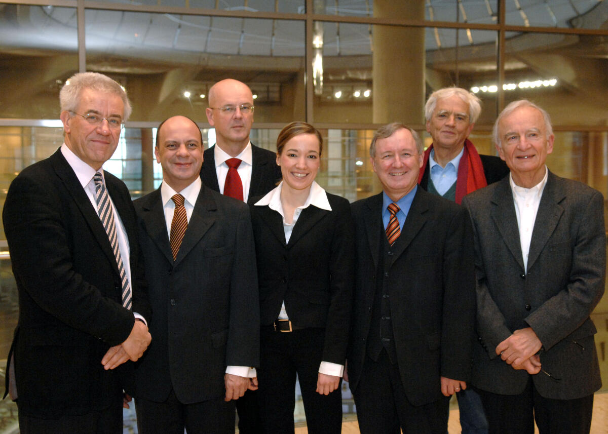 Gruppenfoto von Mitgliedern des 1. Untersuchungsausschusses;; Von links: Michael Bürsch (SPD), Michael Hartmann (SPD), Siegfried Kauder (CDU/CSU), Kristina Köhler (CDU/CSU), Max Stadler (FDP), Hans-Christian Ströbele (Bündnis 90/Die Grünen), Norman Paech (DIE LINKE.) Bürsch, Michael; Hartmann, Michael; Kauder, Siegfried; Köhler, Kristina; Stadler, Max; Ströbele, Hans-Christian; Paech, Norman Gruppenfoto von Mitgliedern des 1. Untersuchungsausschusses;; Von links: Michael Bürsch (SPD), Michael Hartmann (SPD), Siegfried Kauder (CDU/CSU), Kristina Köhler (CDU/CSU), Max Stadler (FDP), Hans-Christian Ströbele (Bündnis 90/Die Grünen), Norman Paech (DIE LINKE.)