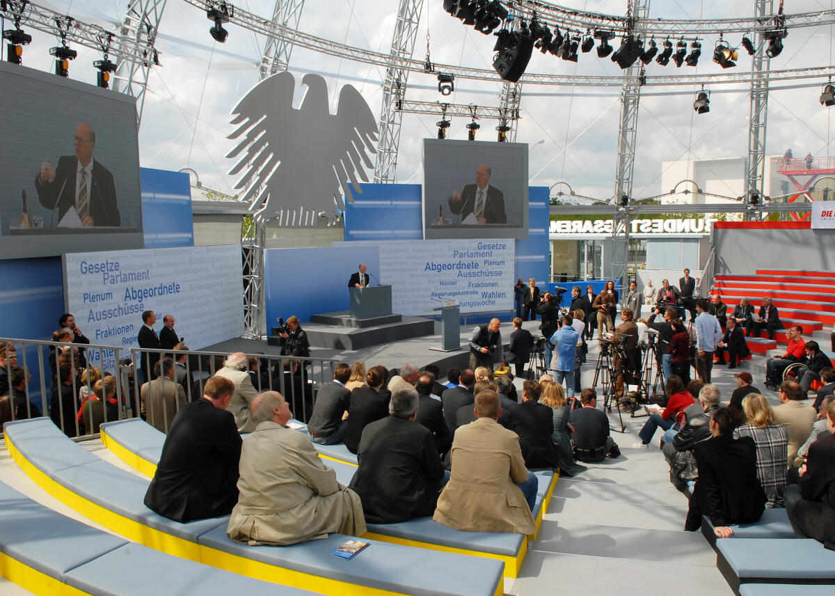 Bundestagspräsident Dr. Norbert Lammert, CDU/CSU, stellt der Öffentlichkeit die fertiggestellte, als Kuppel gebaute, Bundestagsarena vor. Sie ist das Besucherzentrum des Bundestages während der Fußballweltmeisterschaft und informiert Gäste, die sich während der WM in Berlin aufhalten, über Geschichte und Arbeit des Parlaments. Lammert, Norbert Bundestagspräsident Dr. Norbert Lammert, CDU/CSU, stellt der Öffentlichkeit die fertiggestellte, als Kuppel gebaute, Bundestagsarena vor. Sie ist das Besucherzentrum des Bundestages während der Fußballweltmeisterschaft und informiert Gäste, die sich während der WM in Berlin aufhalten, über Geschichte und Arbeit des Parlaments.
