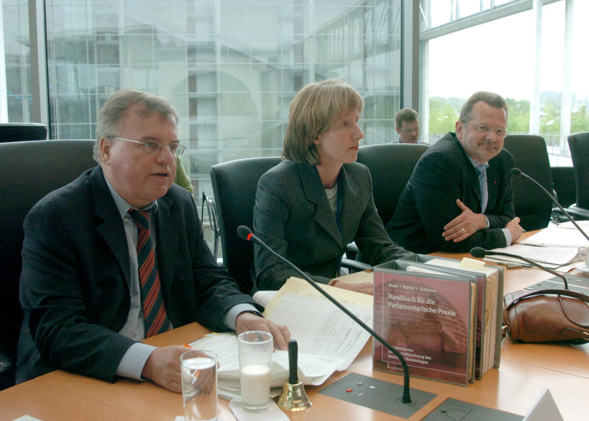 Öffentliche Sitzung des Ausschusses für Arbeit und Soziales des Deutschen Bundestages. Der Vorsitzende des Ausschusses, Gerald Weiß, CDU/CSU, (li.), eröffnet die Sitzung. Weiß, Gerald Öffentliche Sitzung des Ausschusses für Arbeit und Soziales des Deutschen Bundestages. Der Vorsitzende des Ausschusses, Gerald Weiß, CDU/CSU, (li.), eröffnet die Sitzung.