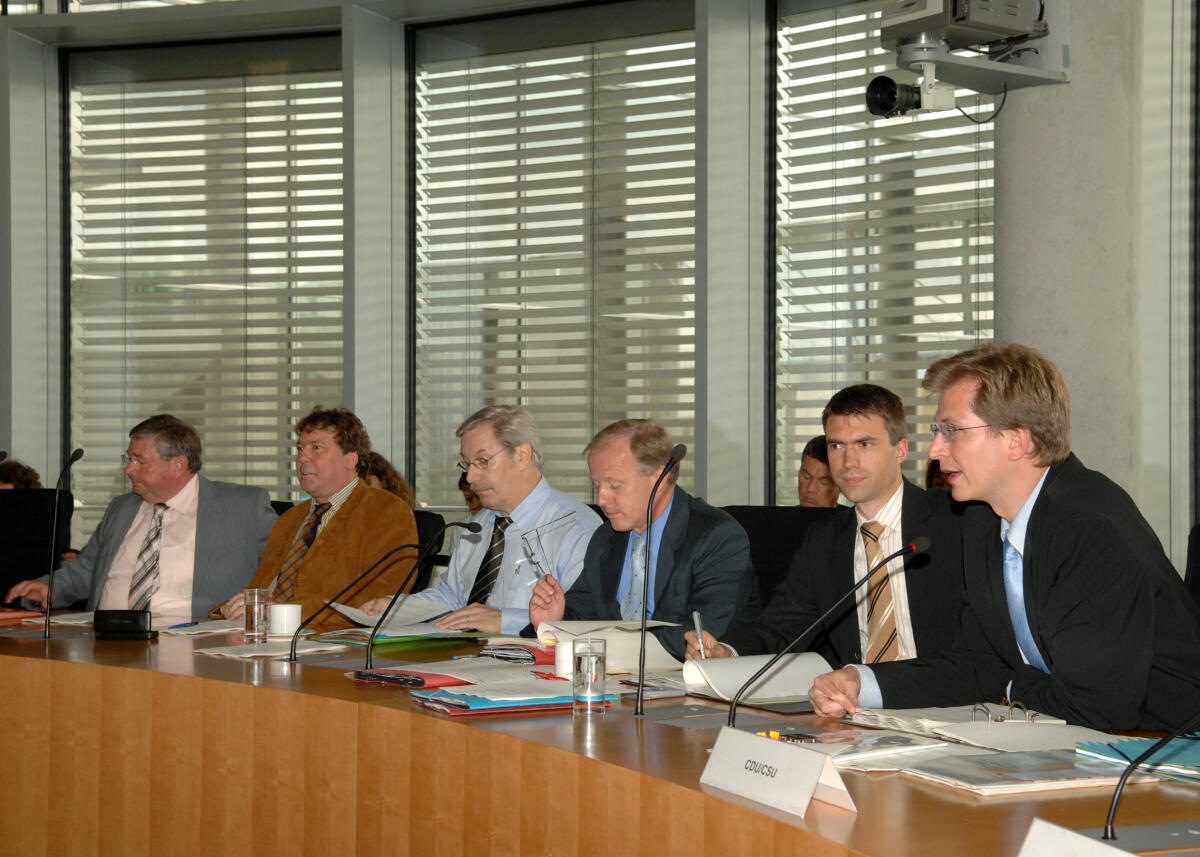  Öffentliche Anhörung des Ausschusses für Arbeit und Soziales im Deutschen Bundestag zu den Themen Gesetzentwurf der Fraktionen der CDU/CSU und SPD "Entwurf eines vierten Gesetzes zur Änderung des Dritten Buches Sozialgesetzbuch, Verbesserung der Qualifizierung und Beschäftigungschanzen von jüngeren Menschen mit Vermittlungshemmnissen, sowie Entwurf eines zweiten Gesetzes zur Änderung des Zweiten Buches Sozialgesetzbuch, Verbesserung der Beschäftigungschanzen von Menschen mit Vermittlungshemmnissen unter Beteiligung von Sachverständigen der Bundesvereinigung der Deutschen Arbeitgeberverbände, des Deutschen Gewerkschaftsbundes, der Bundesagentur für Arbeit, der Bundesgemeinschaft Integrationsfirmen, der Bundesarbeitsgemeinschaft der freien Wohlfahrtspflege und der Bundesvereinigung der kommunalen Spitzenverbände. Hier die Fragesteller aus den Reihen der CDU/CSU Abgeordneten.