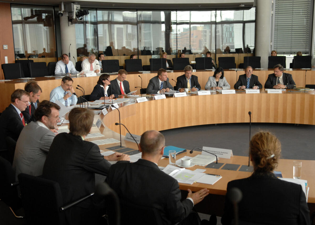 Öffentliche Anhörung des Ausschusses für Arbeit und Soziales im Deutschen Bundestag zu den Themen Gesetzentwurf der Fraktionen der CDU/CSU und SPD "Entwurf eines vierten Gesetzes zur Änderung des Dritten Buches Sozialgesetzbuch, Verbesserung der Qualifizierung und Beschäftigungschanzen von jüngeren Menschen mit Vermittlungshemmnissen, sowie Entwurf eines zweiten Gesetzes zur Änderung des Zweiten Buches Sozialgesetzbuch, Verbesserung der Beschäftigungschanzen von Menschen mit Vermittlungshemmnissen unter Beteiligung von Sachverständigen der Bundesvereinigung der Deutschen Arbeitgeberverbände, des Deutschen Gewerkschaftsbundes, der Bundesagentur für Arbeit, der Bundesgemeinschaft Integrationsfirmen, der Bundesarbeitsgemeinschaft der freien Wohlfahrtspflege und der Bundesvereinigung der kommunalen Spitzenverbände. Hier die Sachverständigen. Öffentliche Anhörung des Ausschusses für Arbeit und Soziales im Deutschen Bundestag zu den Themen Gesetzentwurf der Fraktionen der CDU/CSU und SPD "Entwurf eines vierten Gesetzes zur Änderung des Dritten Buches Sozialgesetzbuch, Verbesserung der Qualifizierung und Beschäftigungschanzen von jüngeren Menschen mit Vermittlungshemmnissen, sowie Entwurf eines zweiten Gesetzes zur Änderung des Zweiten Buches Sozialgesetzbuch, Verbesserung der Beschäftigungschanzen von Menschen mit Vermittlungshemmnissen unter Beteiligung von Sachverständigen der Bundesvereinigung der Deutschen Arbeitgeberverbände, des Deutschen Gewerkschaftsbundes, der Bundesagentur für Arbeit, der Bundesgemeinschaft Integrationsfirmen, der Bundesarbeitsgemeinschaft der freien Wohlfahrtspflege und der Bundesvereinigung der kommunalen Spitzenverbände. Hier die Sachverständigen.