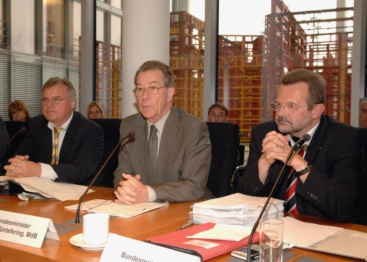 Gerald Weiß, CDU/CSU, Vorsitzender des Ausschusses für Arbeit und Soziales im Deutschen Bundestag, (li.), Franz Müntefering, SPD, Bundesminister für Arbeit und Soziales, (mitte), und Franz Thönnes, SPD, Parlamentarischer Staatssekretär, (re.), in einer Ausschusssitzung. Weiß, Gerald; Müntefering, Franz; Thönnes, Franz Gerald Weiß, CDU/CSU, Vorsitzender des Ausschusses für Arbeit und Soziales im Deutschen Bundestag, (li.), Franz Müntefering, SPD, Bundesminister für Arbeit und Soziales, (mitte), und Franz Thönnes, SPD, Parlamentarischer Staatssekretär, (re.), in einer Ausschusssitzung.