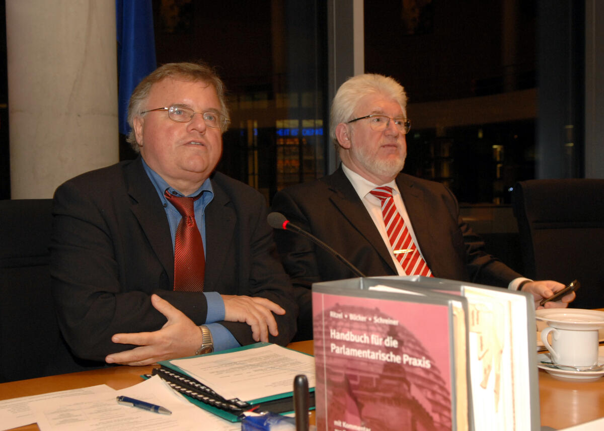 Öffentliche Anhörung des Ausschusses für Arbeit und Soziales im Deutschen Bundestag. Hier der Ausschussvorsitzende Gerald Weiß, CDU/CSU, (li.), rechts der Vertreter der Bundesregierung, Gerd Andres, SPD. Andres, Gerd; Weiß, Gerald Öffentliche Anhörung des Ausschusses für Arbeit und Soziales im Deutschen Bundestag. Hier der Ausschussvorsitzende Gerald Weiß, CDU/CSU, (li.), rechts der Vertreter der Bundesregierung, Gerd Andres, SPD.