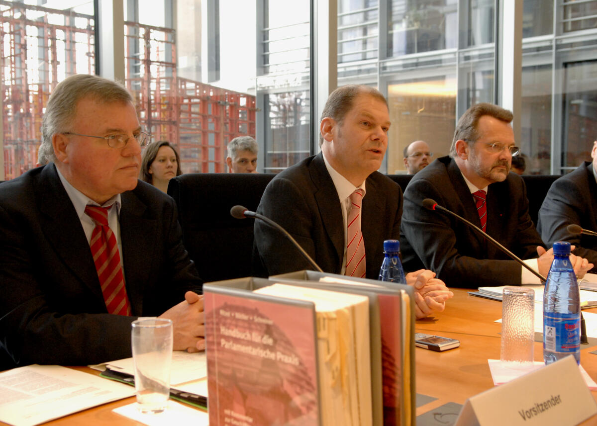 Weiß, Gerald; Scholz, Olaf; Thönnes, Franz Sitzung des Ausschusses für Arbeit und Soziales im Deutschen Bundestag. Gerald Weiß, CDU/CSU, (li.), Vorsitzender des Ausschusses, Olaf Scholz, SPD, (mitte), Bundesminister für Arbeit und Soziales, Franz Thönnes, SPD, (re.), Parlamentarischer Staatssekretär.