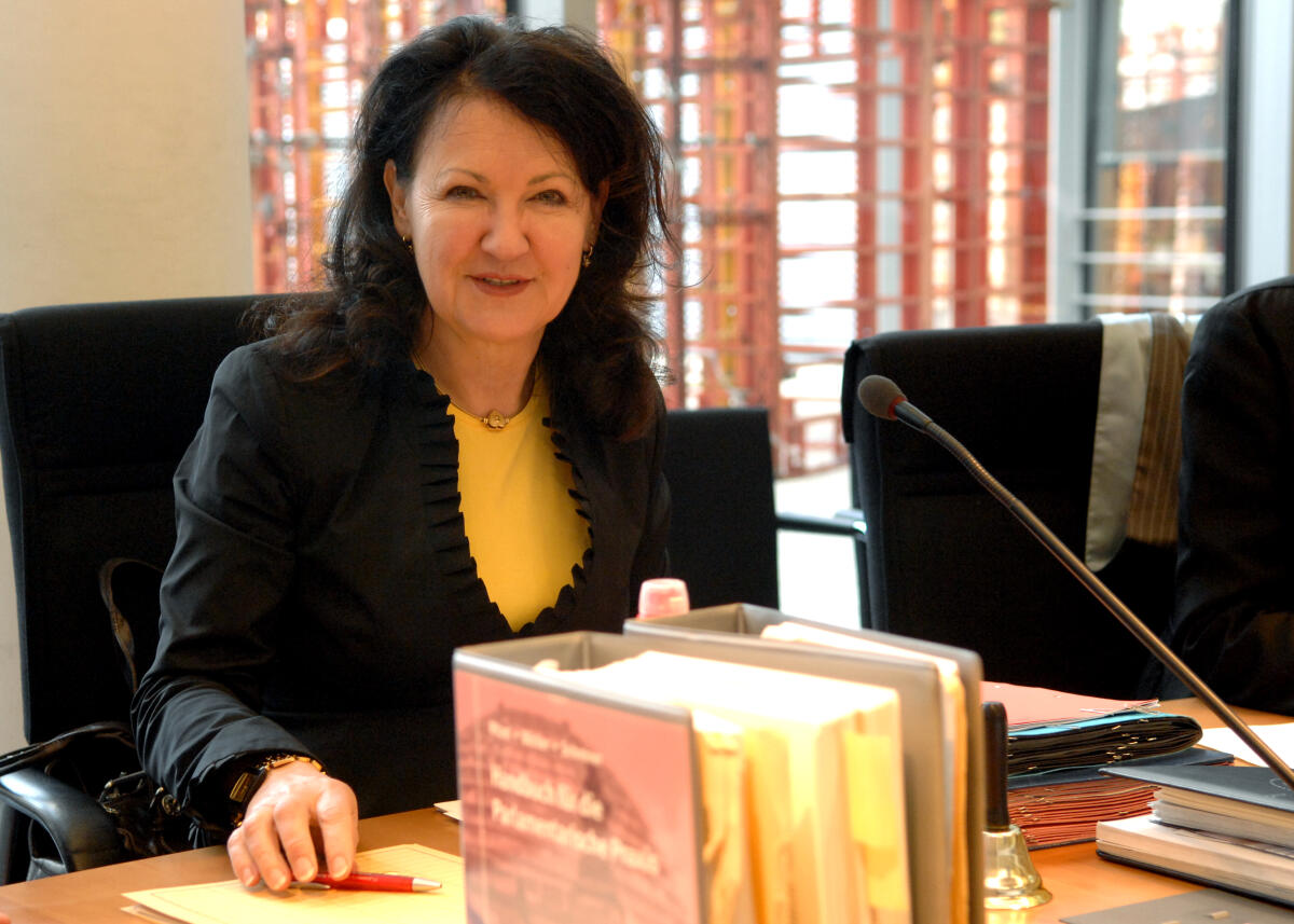 Ausschusssitzung des Ausschusses für Arbeit und Soziales im Deutschen Bundestag. Die stellvertretende Vorsitzende, Angelika Krüger-Leißner, SPD, eröffnet die Sitzung. Krüger-Leißner, Angelika Ausschusssitzung des Ausschusses für Arbeit und Soziales im Deutschen Bundestag. Die stellvertretende Vorsitzende, Angelika Krüger-Leißner, SPD, eröffnet die Sitzung.