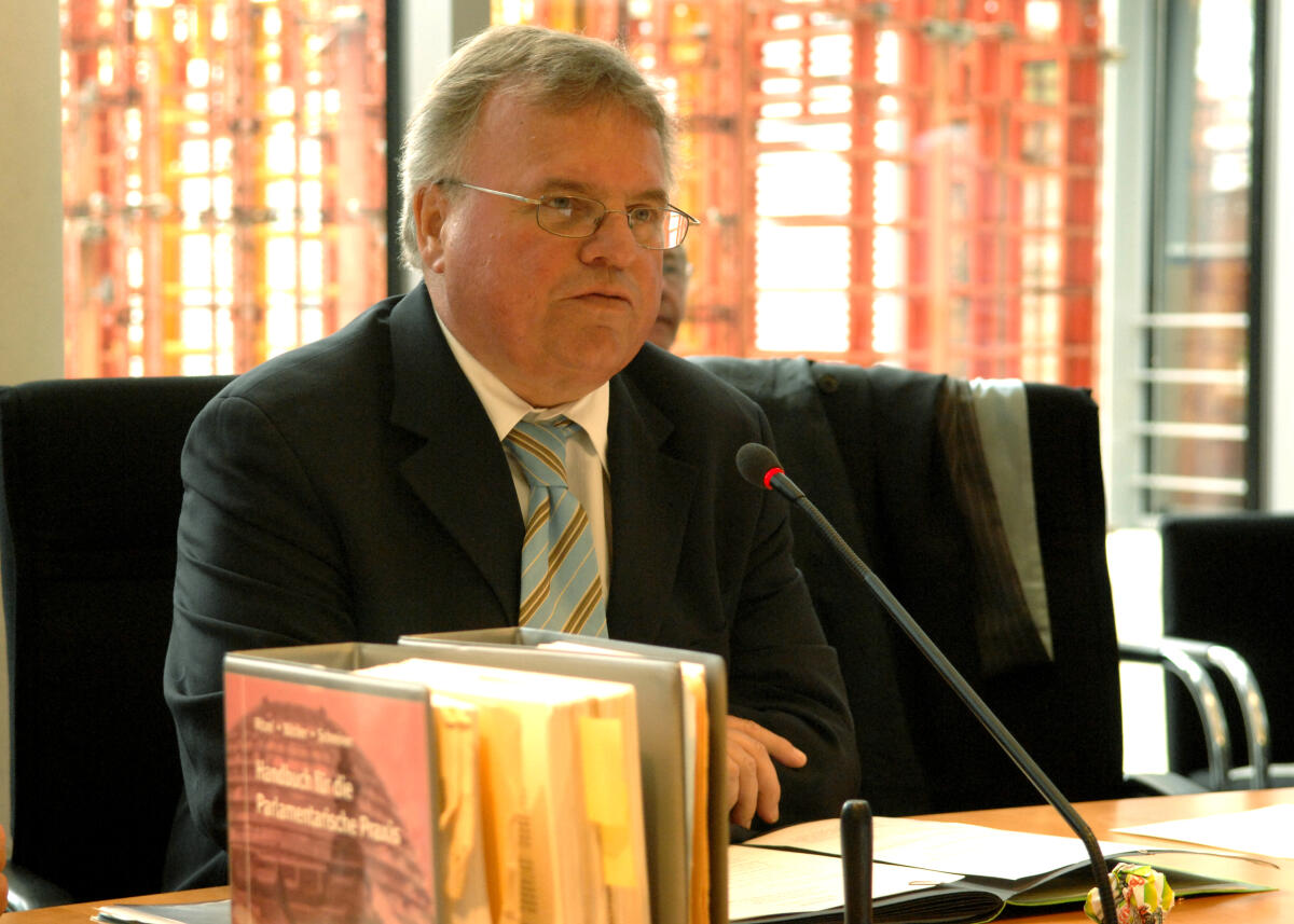 Ausschusssitzung des Ausschusses für Arbeit und Soziales im Deutschen Bundestag. Der Vorsitzende des Ausschusses, Gerald Weiß, CDU/CSU, eröffnet die Sitzung. Weiß, Gerald Ausschusssitzung des Ausschusses für Arbeit und Soziales im Deutschen Bundestag. Der Vorsitzende des Ausschusses, Gerald Weiß, CDU/CSU, eröffnet die Sitzung.