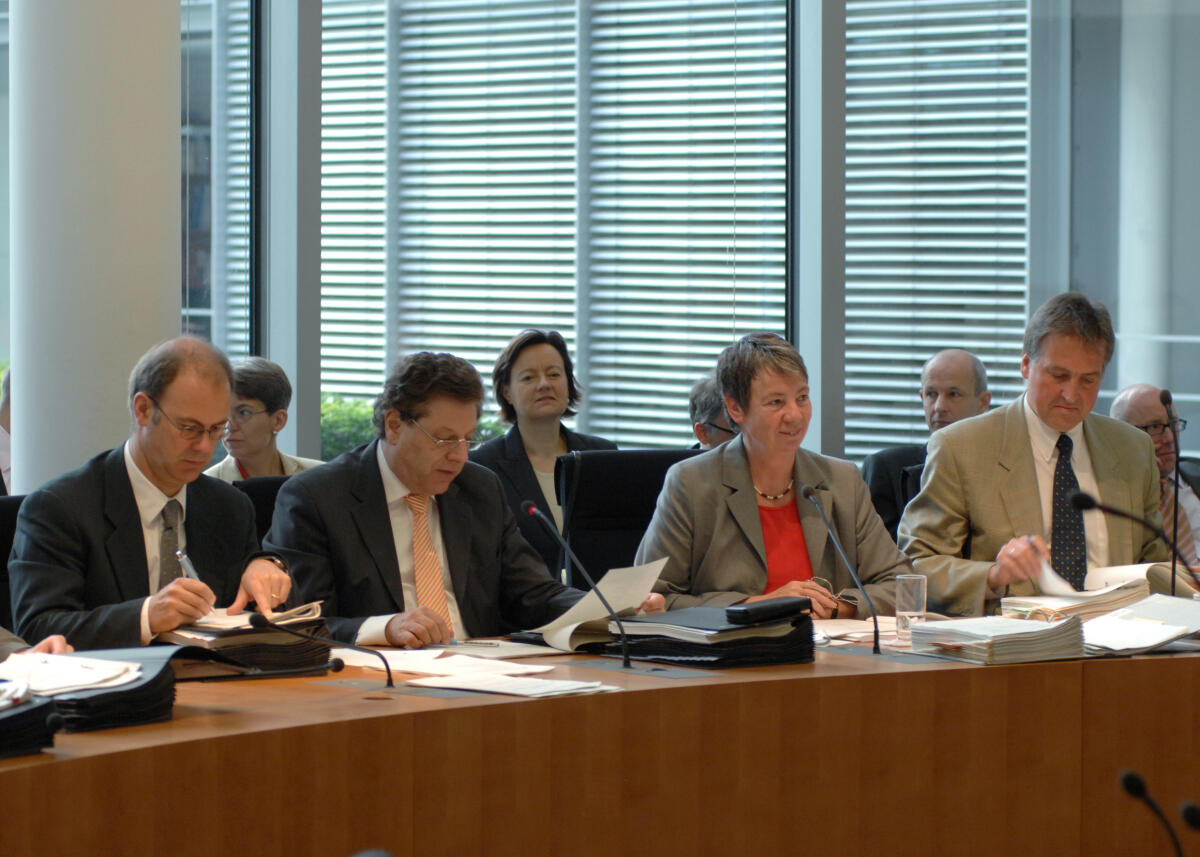 Dr. Barbara Hendricks, Parl. Staatssekretärin, SPD, im Finanzausschuss des Deutschen Bundestages. Hier mit dem Ausschussvorsitzenden Eduard Oswald, CDU/CSU, (2.v.li.), während einer Ausschusssitzung. Hendricks, Barbara; Oswald, Eduard Dr. Barbara Hendricks, Parl. Staatssekretärin, SPD, im Finanzausschuss des Deutschen Bundestages. Hier mit dem Ausschussvorsitzenden Eduard Oswald, CDU/CSU, (2.v.li.), während einer Ausschusssitzung.
